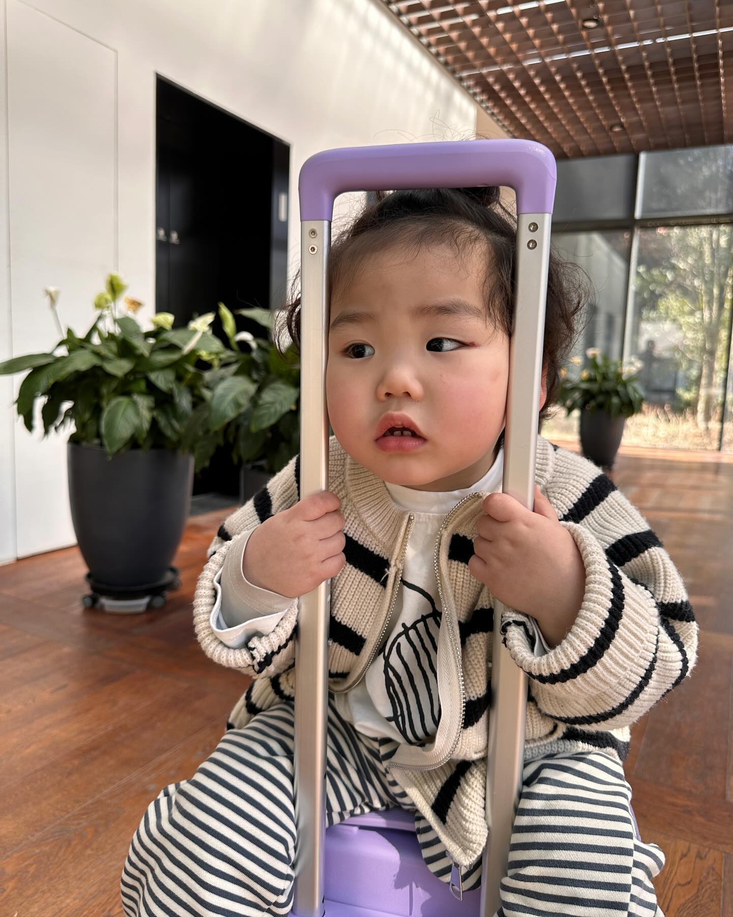 24.03.23-03.24
#가평아난티

엄마가 예약해주고 다녀오라그래서
주말에 할 것도 없겠다!!! 냅다 오케이해서 다녀온 가평

가는 날 또 마술쇼한다해서 볼까말까하다가
현장에서 예약해서 급 관람ㅎㅎㅎ
애들한테 보여주는 마술은 왜 다 똑같은 레퍼토리인지
다른것도 보야ㅕ달라구여,,,,🙂‍↔️

마술 끝나고 마트가서 먹을거 쇼핑하고
떡볶이랑 치킨 룸서비스 시켜서 먹고
(한번 먹은뒤로 빠져들어서 계속 먹게됨… 인애언니 보고있나요)

그리고 숙소안에 수영장이 있어사 애들 수영 좋아하는 울 애들
수영 열심히 하게 해주고!
근데 구명조끼 안가져가서 굉장히 고생함ㅋㅋㅋㅋ

다음날은 우리 공주가 사진작가로 변신해서
우리들 사진 찍어주는데 폼, 구도 좋은데 약간 아수워 별아

그래도 우리들만의 추억 만들기 하나 더 성공❤️