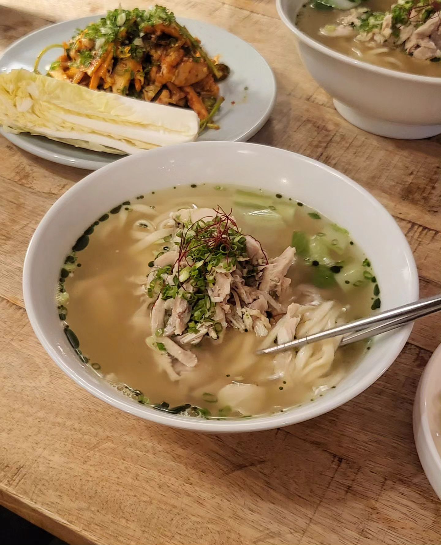 이북식 닭요리전문점 #호계루 🤍

맑고 깊게 우린 닭육수에 직접뽑는 자가제면 국수
닭가슴살 까지도 부드럽고 담백한 맛 !
닭무침은 처음먹어봤는데? 이색적인 맛에 안주하기 딱 좋을듯🥢🍶

울산 중구 태화강국가정원길 231-3
매일 11:00 - 24:00

#협찬 #리뷰노트 #태화강국가정원맛집 #울산태화동맛집 #울산맛집 #닭요리 #태화강 #태화강국가정원 #태화강카페 #먹스타맞팔