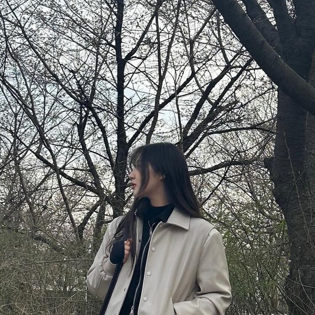  소현 on Instagram: "#광고 3월 마무리는 서울숲 데이트 🌸🤍

제가 입은 아우터는 !
루즈~오버핏 실루엣의 비건레더 자켓이에요 🤍
밑단 밴딩과 배색 포인트 특징이랍니다 🧥
사이드 포켓 디자인으로 깔끔한 무드를 연출해줘요 🎀

#아이러니포르노 #아이러니포르노화이트라인
#아우터 #パンツ #outer #자켓 #스웨이드자켓
#jacket #suedejacket #Leather #LeatherJacket
#봄아우터 #봄코디 #남녀공용 #비건스웨이드
#비건레더자켓 #데일리룩 #자켓추천 #suede"