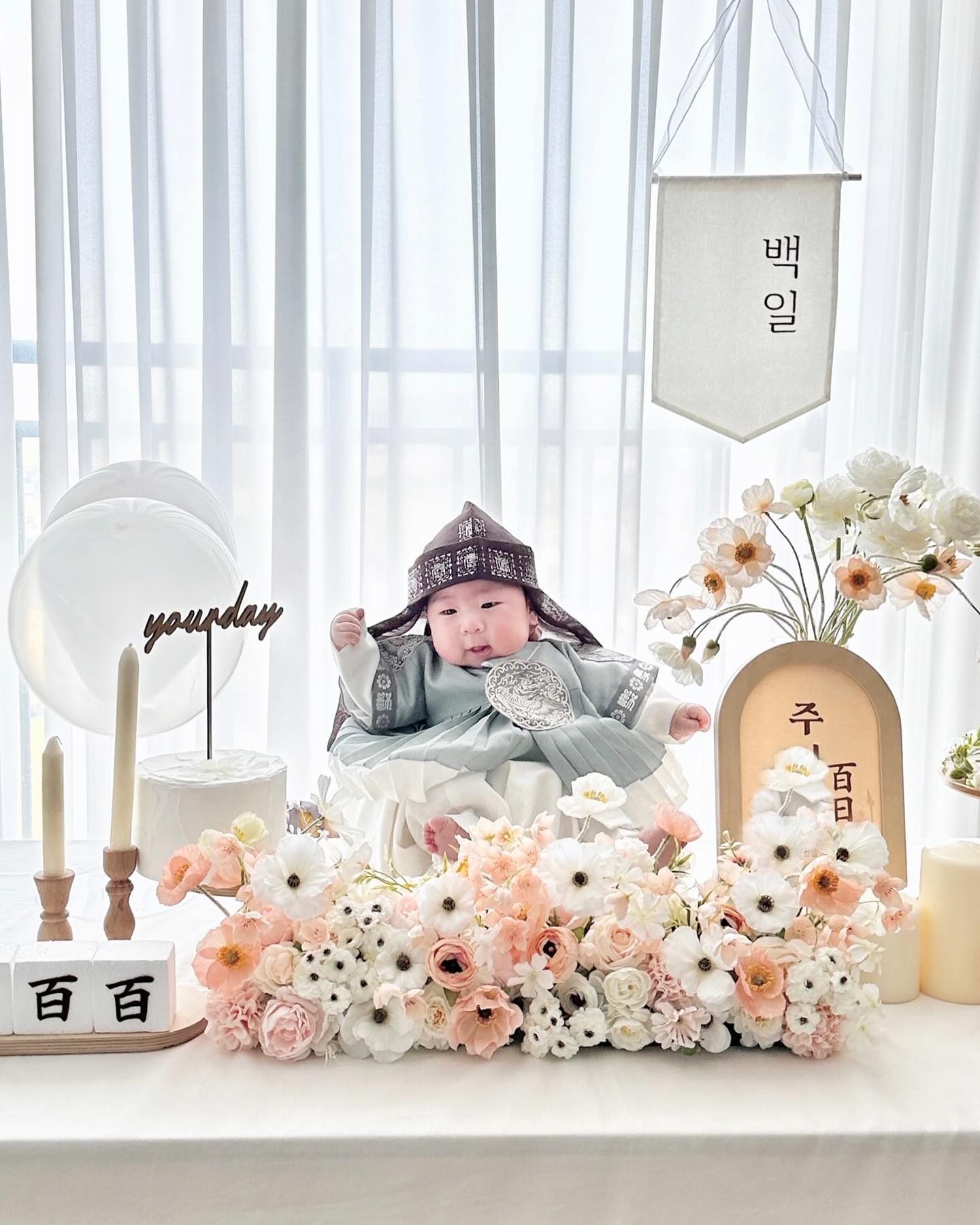 #제품제공 mame_table

뽁뽁이 백일잔치 했어요💛🎉

백일상을 두달 전부터 준비한 나란 엄마..ㅎ
촌스럽고 안 예쁜 백일상 하기 싫어서 엄청 찾아보다가 너무 예쁜
마메테이블 백일상 발견했잖아요~

크림컨셉으로 진행했는데 꽃도 너무 예쁘고 케이크,토퍼,초,액자,목마,풍선
전부~ 감성가득 너무 예쁘죠 💛
대여라서 살짝 걱정했는데 완전 깔끔하고 깨끗하더라구요!

한복도 어쩜 색감이며 디자인이며 고급스러우면서도 예쁜지..👍🏻
부모님들이 다 너무 예쁘다고 칭찬가득 엄마는 뿌듯☺️

우리 사랑둥이 뽁뽁이 백일 축하해
건강하게 쑥쑥 크자😊💗💗

#백일 #백일상 #백일아기 #셀프백일상 #백일상 #마메테이블
