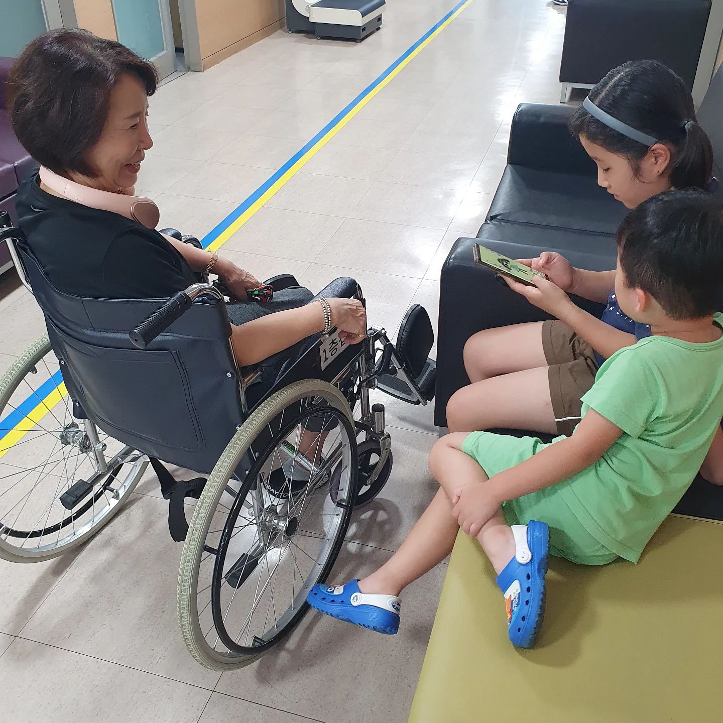 240819

아프거나 어려울때 
전화한통,따뜻한말한마디는
정말큰위로가 된다는 울엄마.

#엄마미안해
#내가잘할께

#요즘전화는공짜
#문자와카톡은일상
#안하는거지못하는거아님

#얼마나좋은일이생기려고이런액땜을
#엄마힘내요

#instakids 
#애들램
#내시끼들
#맘그램
#남매맘
#정형외과
#말띠딸
#쥐띠아들
#따뜻한말한마디
#위로

#정신적지주
#울엄마
#가족
#친정
#골절
#폭염
#여름
#병원