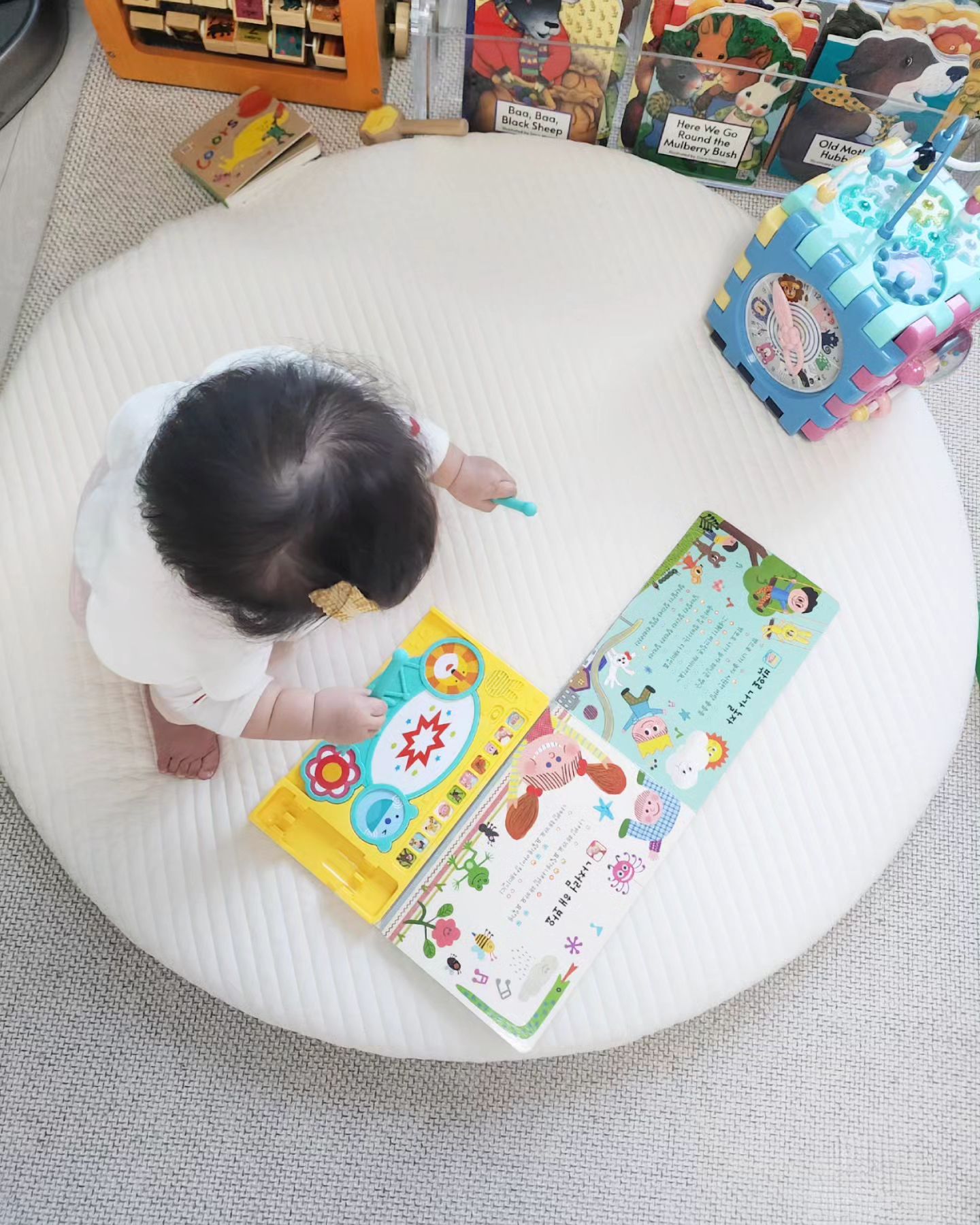 #협찬 요즘 한창 놀이에 집중할 때
원형러그에 앉아서 이제 혼자서도 잘 논답니다:)

심플하고 예쁜 원형러그는
몽슈레 아기 틴탄 러그에요:)

패턴 무늬가 있는 디자인도 있는데 저는 깔끔하니
아무 무늬도 없는게 더 마음에 들더라구요 ㅎㅎ
디자인은 취향따라 선택하면 된답니다😊💛
지름100cm사이즈에 저자극 순면100%로
국내생산제작과 미끄럼방지 처리 원단을
사용하고 있어서 안심하고 사용할 수 있어요!

포토존으로도 좋고 놀이매트로도 강추에요💕

쉽게 씌우는 방식이라 커버 세탁이 편리해요
방수커버 처리로 안심하고 사용하고 있어요:)

mong_sure 
#몽슈레 #탄탄러그 #아기원형러그 #아기러그 #아기방러그 #육아맘그램 #신생아용품 #육아템 #육아용품