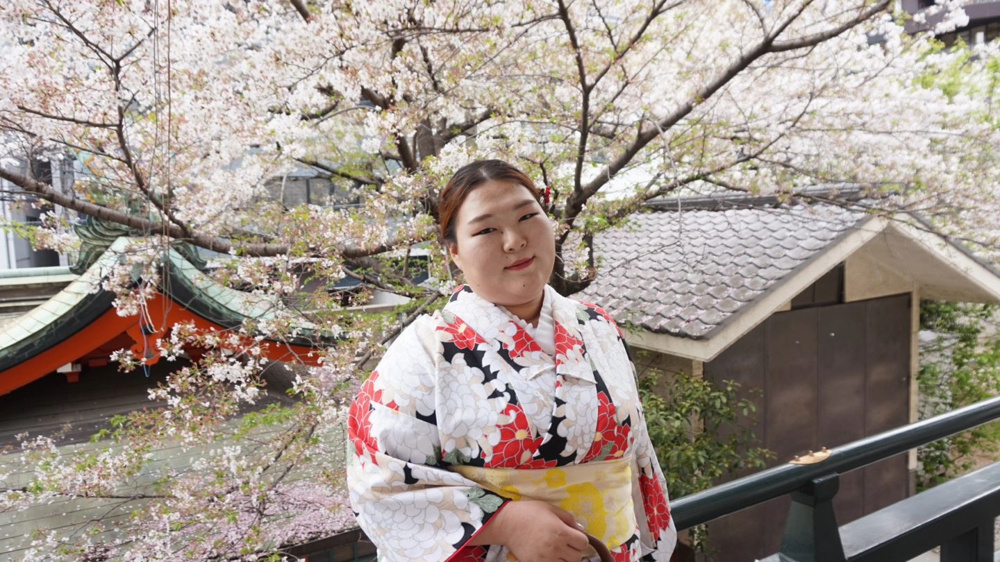 인생 첫 해외여행 4편

공연 끝나고 다시 기록하는 여행일지
이번에 가로사진 버전!

난바신사 갔다가 미츠구 신사가서 
늘 그렇듯 가족들 건강 기도하고

다 떨어져 있을줄 알았던 벚꽃이 남아있었다.

그래서 일본 여행 버킷 리스트인 
기모노입고 벚꽃과 함께 사진찍기도 성공!

다시 아메리카우라로 넘어가서 거기서는
조신한 포즈가 아닌 힙한 포즈로 사진찍었는데

나...관심받는거 좋아하는거 같다! ㅋㅋㅋㅋㅋ

일본 여행 2일차 이야기 진행 중

photo by 민서

사진이 10장씩 밖에 안되서 
조금은 긴 피드가 될것같다 😆😆

#셀피#self #요즘 #해외여행 #일본여행  #selfcamera  #셀스타그램 #셀카그램 #셀카  #데일리 #일스타그램 #일상스타그램 #일상 #daily #린쿠타운 #곧27살  #오사카 #소통#소통해요우리 #만25세#뮤지컬  #맞팔선팔환영🙆🙌
ha_neul_0724
