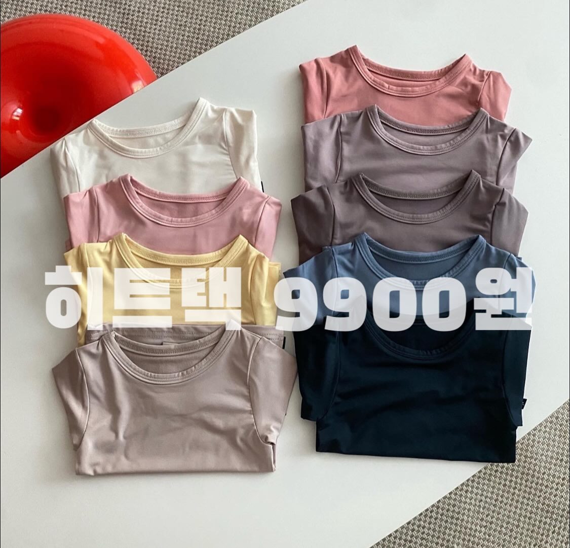 🖤히트택찾으시는분들보세요🖤

3호베베부터 15호쥬니어까지!

국내상품이라 배송 빠르게보내드릴게요

발열과 보온 효과가 탁월한 
웜애착실내복
​
좋은 품질의 옷을
합리적으로 제공하기 위해
원단 선정 제작까지
✔보온성을 높이기 위해
원단자체를 촘촘하게
가공하면서 안쪽은 기모 처리로 인해 상대적으로 신축성이 적다고 느끼실수 있습니다.
그런분들은 한사이즈 업추천드려요.
​
신축성이 많은 제품중 내의중
세탁 할때마다 옷이 줄거나 
보풀이 계속해서 늘어나는 내의들 보다 보온성에 
웜애착은 
아이들 내의중 땀 흡수와 보온성을 높인 웜 애착실내복
​
실온해서 건조한번해보세요.
속 건성 빨른 제품
웜애착실내복~
​
* 원단 염색 할때마다 탕 차이가 조금씩 있어서 이미지와 약간 색상 차이가 있을 수 있습니다.
​
【세탁주의】
그물망에 넣어 세탁하시는것을 권장드립니다.
알카리성세제는 피해주세요. · 
건조기 사용은 피해 주시고, 장시간 물에 담가두지 마십시오
​
사이즈 : 3호, 5호, 7호, 9호, 11호, 13호, 15호
색상 : 아이보리, 엘로우,핑크,헤이즐넛,코랄,코코아,브라운,다크차콜,네이비

#아기히트택