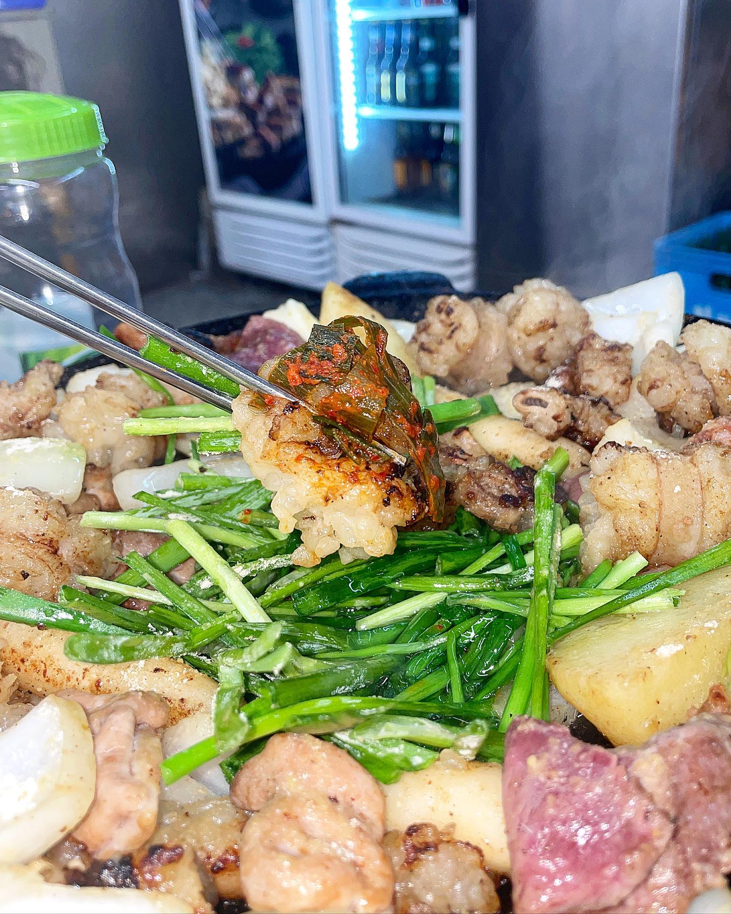 소문난 15년운영 강남 곱창맛집  #강남곱 ⬇⬇
☞기본안주가 떡볶이 
곱창 나오기전 주당들 이미 한잔 빠라삐리뽀~ 
#모듬구이곱창 
곱창막창염통대창+감자+부추+떡+양파 초벌로 구워져나옴
당일 도축 한우곱창 #양곱창 냄새 하나도 안나고 신선 그 자체 
여긴 #대파김치 가 찐맛 시그니처임 
곱창 옆에 슥~~ 같이 익혀서 먹어야 진정한 곱창구이 완성
#눈꽃치즈볶음밥 은 필수인거 아시죠 ???

2년연속 블루리본 양곱창 강남 곱 맛깔나게 잘먹었습니다. 🫡

✔️ 강남곱 : 서울 강남구 역삼로3길 12
✔️ 0507-1343-7592

#서울맛집#강남맛집#맛깔나다_강남 #강남곱창맛집#강남양곱창#강남술집 #강남양곱창
