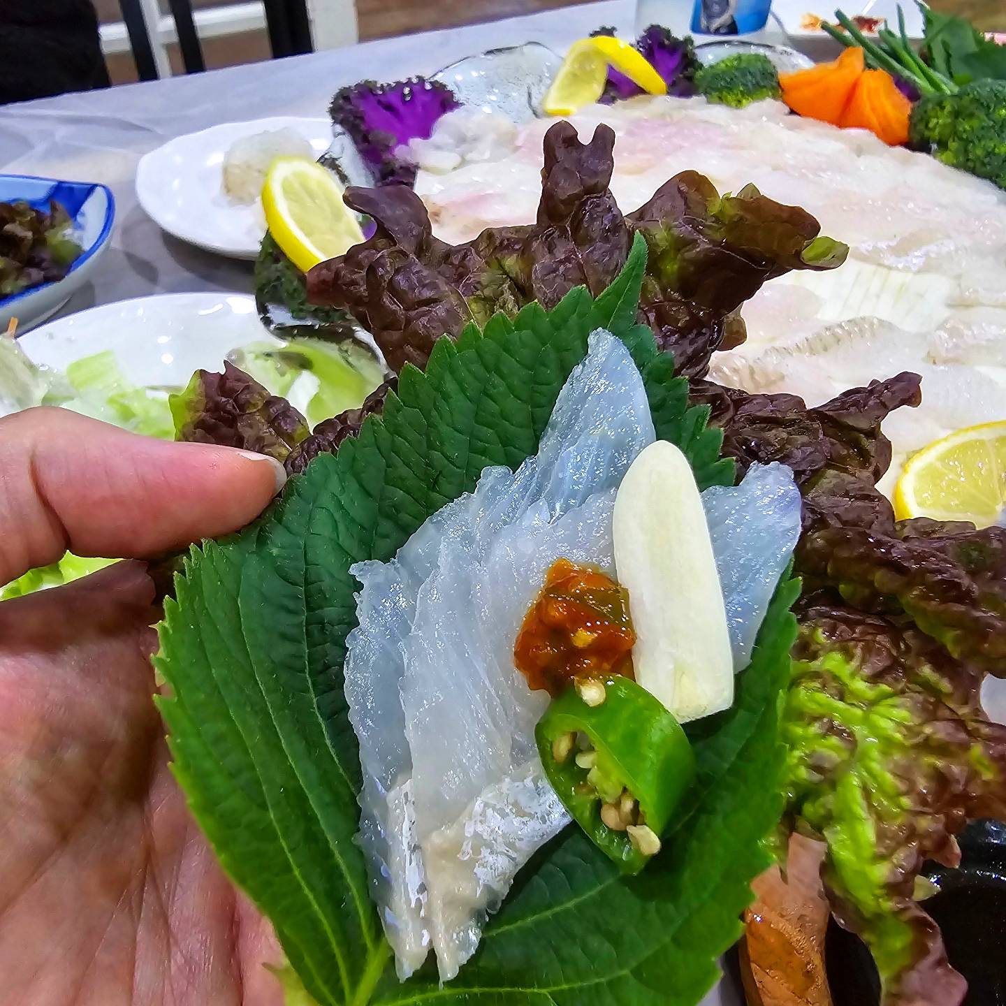 자연산인데 가성비 좋은 횟집이 있다구요??!!🤔 #협찬

기본 스끼다시부터 종류수가 어마어마 하고 미친 구성이라 젓가락을 어디로 가야하나 한참을 고민하게 됐구요!!

신선하고 맛있는 자연산 모듬회는 쫄깃쫄깃하면서 식감이 아주 미쳤더라구요🙊

자연산 소자를 주문했는데 2명이서 정말 배터지게 먹을 정도로 회 양도 꽤 됐어요!!

또 마무리로 나오는 매운탕은 이렇게 시원해도 되는지ㅠㅠ 매운탕만 해도 소주 1병 순삭할 맛이랄까요‼️

한상 가득 푸짐하고 스끼다시부터 회까지 모두 맛이 좋아서 부모님도 굉장히 좋아할거 같은 맛집이에요💕

강릉오시면 횟집은 무지개횟집으로 고고👍

📍무지개횟집 - 강원 강릉시 남항진동 3-3

#무지개횟집#강릉횟집#강릉시횟집#강릉맛집#강릉술집#강릉회식#강릉회맛집#강릉물회#강원도여행지#강릉가볼만한곳#강릉맛집추천 #강릉여행 #강릉뷰#강릉밥집#강릉데이트#강릉뷰맛집#jmt