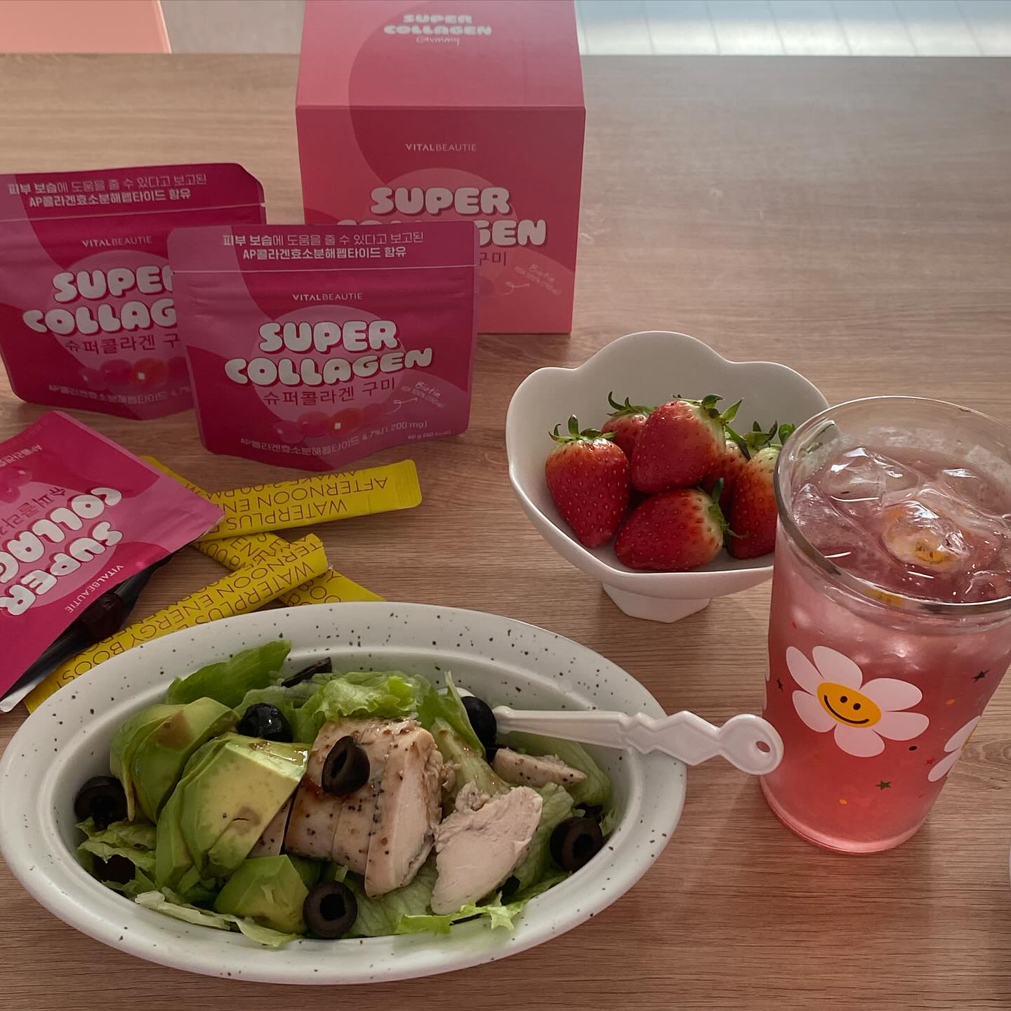 -

오늘 우리의 아침 🥗아린이 기침 소리에 둘다 비몽사몽 
새벽 기상하고 아침은 간단한 샐러드와 정신을 차리기 위해 
커피 대신 워터플러스로🍹💪🏻

또 하나 나만 알기 아까운 아이템🧐
요즘 피부가 쉽게 붓고 베개 자국이 오래가길래 ㅠㅠ
알아보니 노화가 진행되면서 콜라겐 부족 때문이라길래 
아모레퍼시픽 콜라겐구미로 섭취하는 중🍇

뭐든지 꾸준히 섭취해야 효과가 있으므로 먹기 편한 구미로 선택 🫶🏻
이 구미야말로 피부 보습에 도움을 줄 수 있다고 보고된
AP 콜라겐효소분해 펜타이드 성분이 함유 되어 있다고 해요 
그리고 포도맛이라 너무 맛있…음😍쫜뜩쫜뜩하니 …….ㅎㅎ
오늘도 이뻐지기 위해 저는 노력 …중….🥹

Tip 🧐
피곤함이 몰려오는 순간 커피가 부담스럽다면? 
식물 유래 에너지인 건강한 파이토 카페인은 기본✔️
비타민 아미노산 아연 등 건강한 성분까지 꽉 채운 제품✔️

앗 -차 👄
오늘 이미 커피를 많이 마셔버렸다면 워터플러스에너지 추천해요!!
(카페인 NO  화끈한 각성 NO )