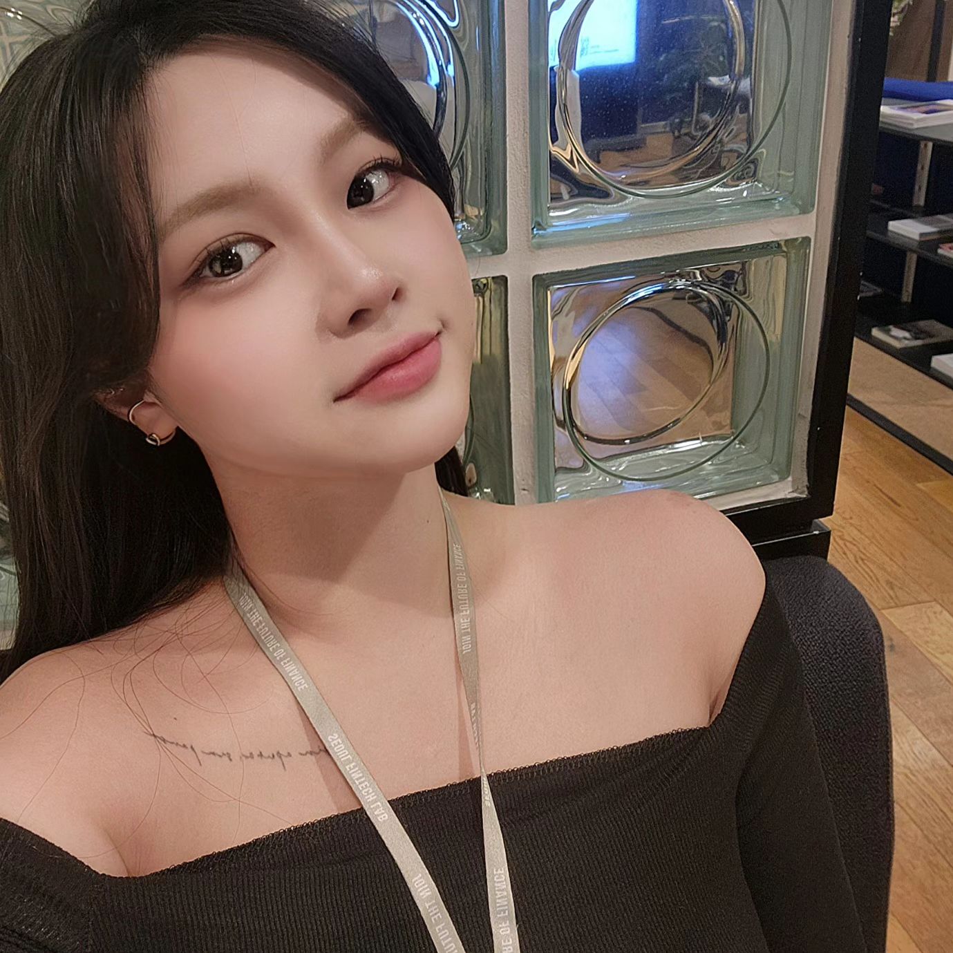 맨날천날 스토리만 올리다가 간만에 피드박제.
일상피드 자체가 넘 오랜만이라 적응이 안된다😅😅

#간만에오프숄더 #시차출퇴근제만세 #세시퇴근을향해 #열일빡일 #직장인의월요일 #퇴근하고싶다 #할일이산더미 #도망가자 #일상 #데일리 #셀스타그램