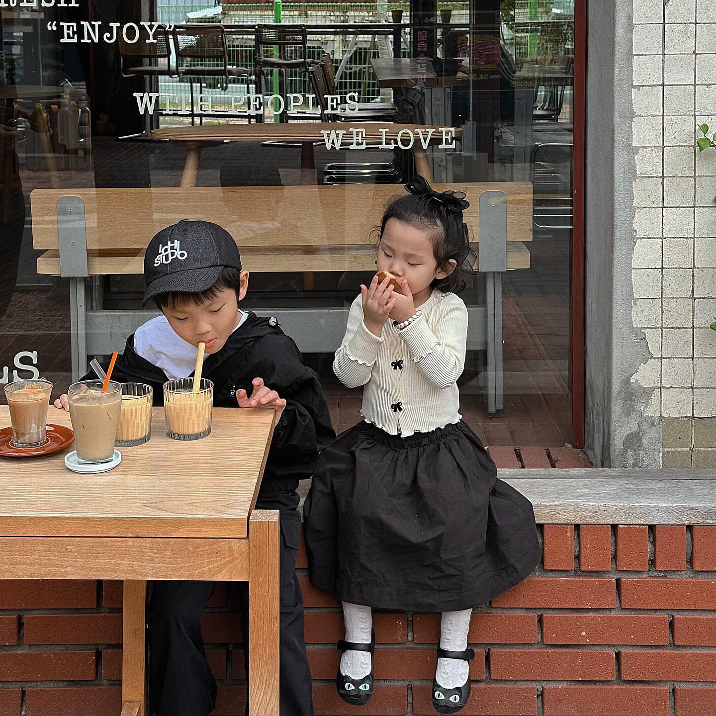 .

망고바나나스무디 시켜줬는데 한놈은 환장하고 한놈은 맛없다함 
둘다 내가 낳았는데 성향,취향  완전 반대인게 너무나 신기🧬🦠