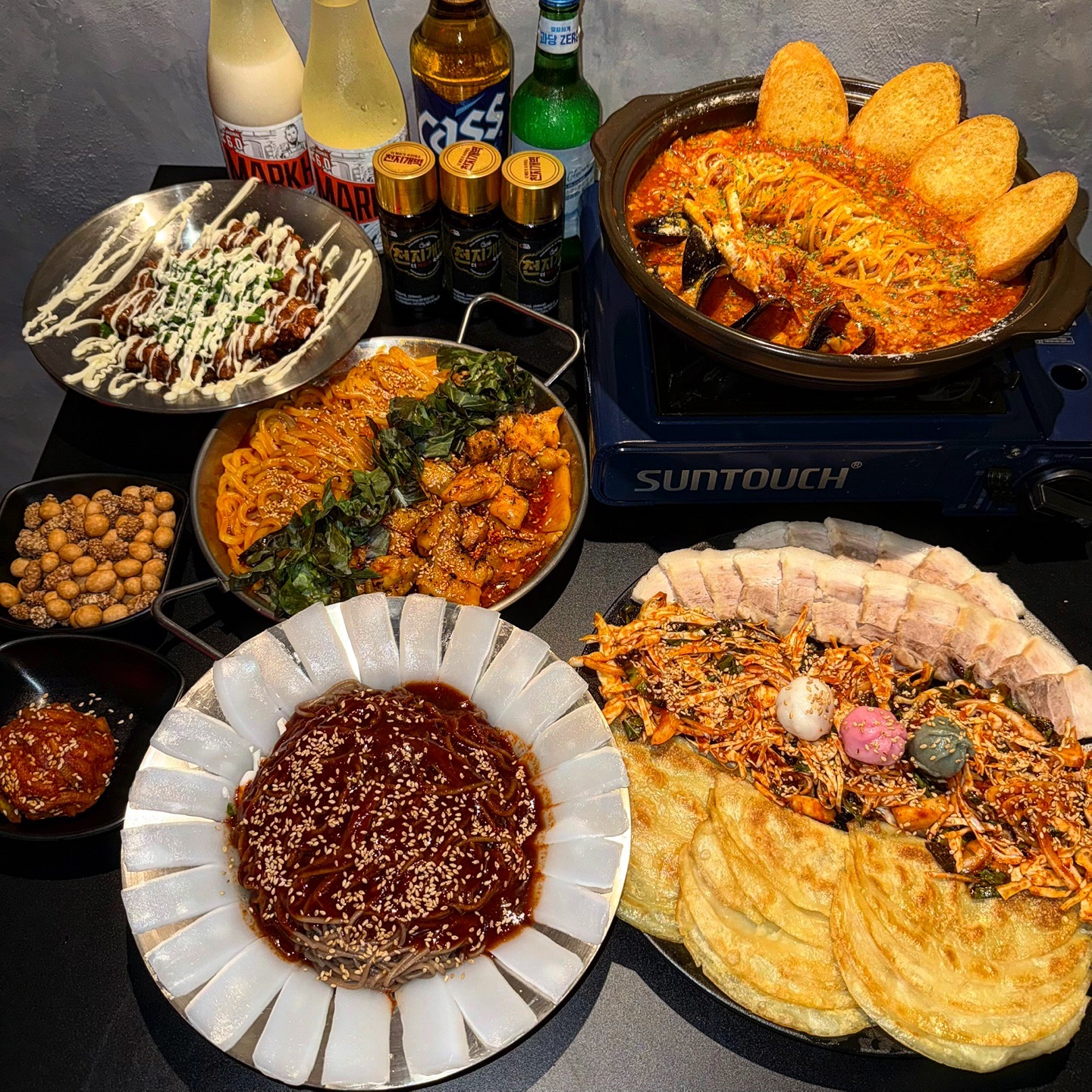 📍부산_광안리
🏷️광안리 내로남불 
#모꼬모꼬광안리 

광안리 신상 핫플 내로남불 
이름 듣자마자 이건 뭔가 예사롭지 않았는데..! 유레카 
광안리 맛집 발견했어요👀👀🩷
트렌디한 요즘 감성에 맛있는 음식까지 완벽했어요✨✨

메뉴 하나하나 다 맛있었지만 
제 원픽은 삼겹수육이랑 한치모밀🦑
메인 안주도 2만원대에 저렴하게 즐길 수 있는 퓨전 한식 술집이에요. 안주가 맛있으니까 술도 술술.. 들어갑니다😘 
광안리 가실일 있으면 꼭 가보세요! 

📝영업시간 : 매일 17:00-1:00
📝위치 : 부산 수영구 민락로28번길 17 1층