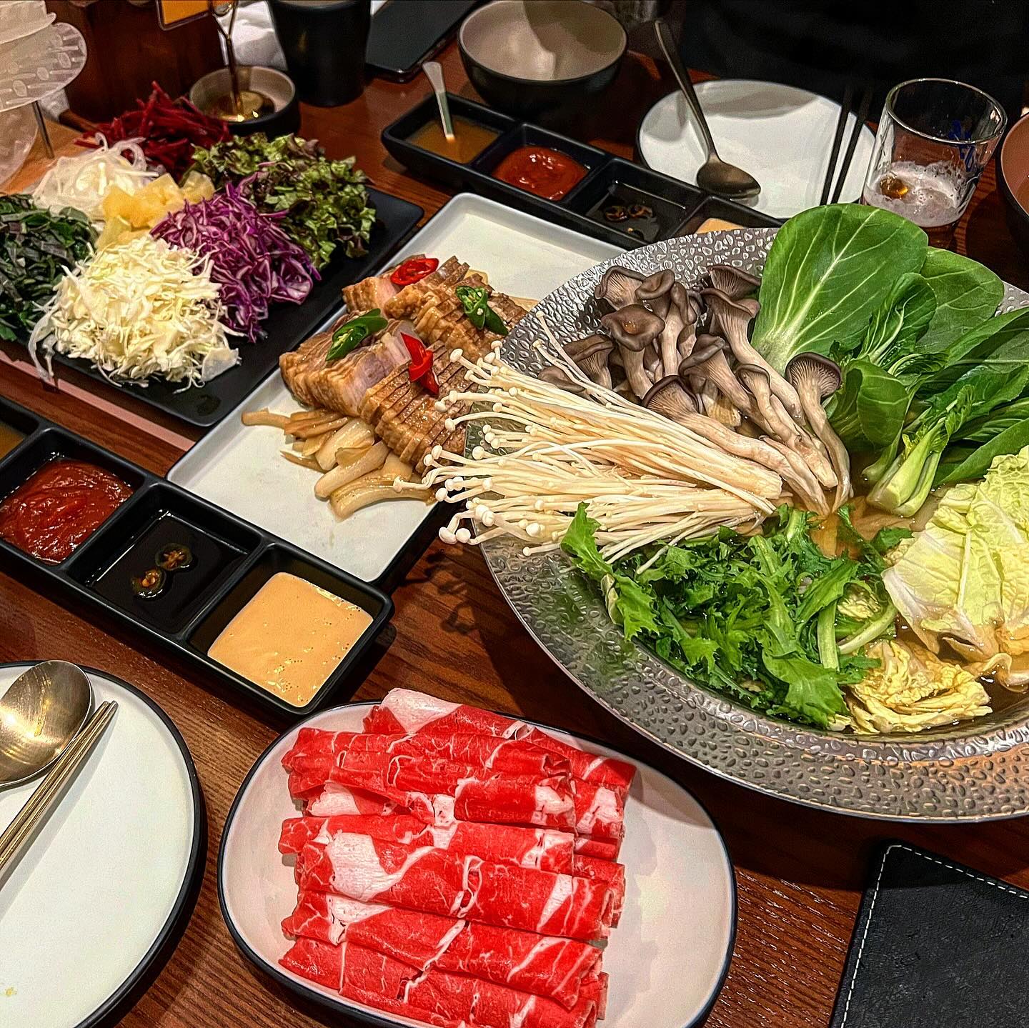 #협찬 성수 서울숲 데이트코스 샤블리👍

#성수맛집 #성수동맛집 #샤블리

성수 데이트코스로 딱 좋을 샤블리!

샤브샤브 먹고싶을때 원픽 발견했다곰☺️

성수동 서울숲이면 완전 데이트 코스인데 고기굽기도 그렇고 고기썰기는 너무 똑같거 그렇다면 고기를 삶아보자!

하지만 트렌디하게 샤브샤브로 레쓰기릿👊
완전 트렌디하고 고급스러운 인테리어에 라이스페이퍼, 각종야채, 깊은 국물까지 들어간 샤브샤브라면 얘기가 다르다곰🤣

세트로 시키면 샤브에 바베큐, 구이류까지 한번에 가성비로 맛볼수 있다곰!

칼국수, 죽까지 기본으로 나오니까 아주 든든!
한번은 꼭 가보길 추천한다곰😍

마무리로 식혜랑 메실차까지!

아무튼 직장인 잡식 북극곰은 남은 토요일 술달리러 간다곰🐻‍❄

#성수샤브샤브 #서울숲샤브샤브 #뚝섬역밥집 #뚝섬역점심 #서울숲밥집 #서울숲점심 #뚝섬역맛집 #서울숲역맛집 #스토리앤체험단
#먹스타그램 #선팔 #맞팔 #일상 #잡곰