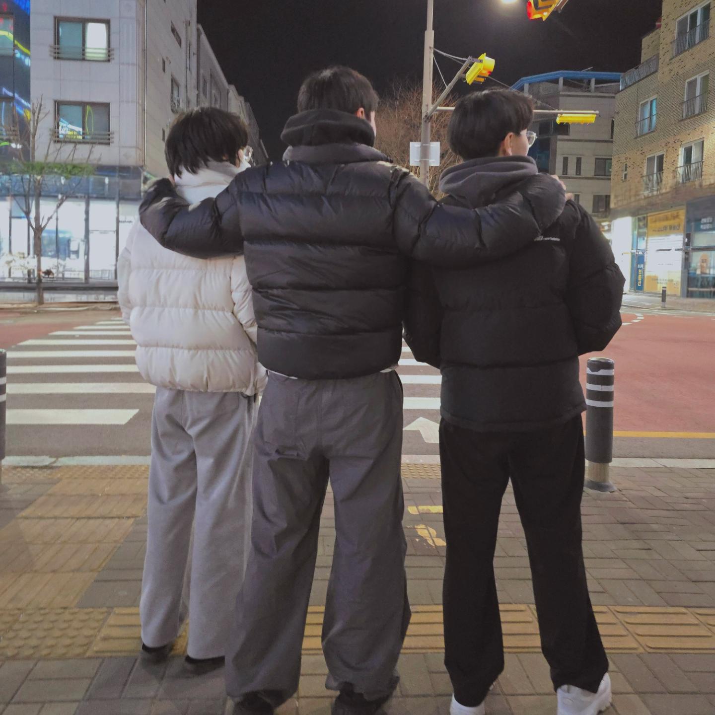 개학이닷. 🤧🤭😘
1번은 삼성입사. 교육시작
2번은 중3 시작
3번은 중1 입학
다들 낼부터 바쁘겠구만
열심히 해보자잉~

그나저나 길고긴 방학.
밥해먹이느라
고생했다 나자신🙉

#새로운시작 #삐약삐약 
#봄날 #3월 #삼성맨 #중1 #중3 #아들셋