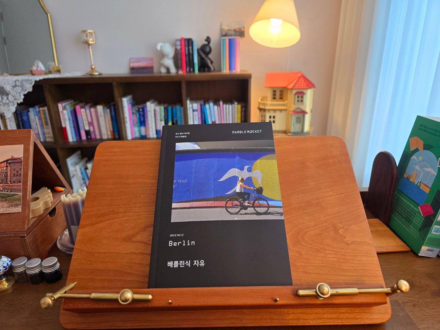 🤎𝓵𝓮𝓽𝓽𝓮𝓻𝓼 𝓶𝓸𝓸𝓭

마블로켓 Marble Rocket Issue No.12 : 베를린
#베를린식자유

한번도 독일에 가보고 싶다는 생각을 한적이 없다. '독일'하면 그저 딱딱하고 삼엄한 분위기와 맥주밖에 생각나지 않았다.
베를린식 자유란 제목에 이끌려 이 책을 읽게 되었다. 뼈아픈 역사가 있지만 그것을 예술로 승화시켜 현대인들에게 보여주는 건축물과 장소가 참 인상 깊었다. 글로만 읽었다면 아쉬웠을 부분은 여러장의 사진으로 마치 독자들이 그 장소에 서있는 느낌을 주었다. 
비극을 묻어두지않고, 다시는 일어나지 않길 바라는 메시지를 보내는 그들의 일상을 이렇게 책으로 볼 수 있어서 감사하다.

🏷p.41
홀로코스트 추모비는 많은 생각을 던져주었다. 베를린 시내 중심에 세운 것, 콘크리트 블록에 아무런 글자도 새기지 않아서 해석을 열어놓은 것, 무엇보다도 단순 관람이 아니라 직접 경험할 수 있는 공간으로 설계한 것까지. 뛰어다니든, 사진을 찍든, 묵념을 하든 미로 같은 추모비 속으로 걸어 들어가는 것만으로 우리는 적극적인 추모를 경험한 것이다.

*이 글은 마블로켓매거진으로부터 도서를 지원받아 주관적으로 작성한 글입니다.