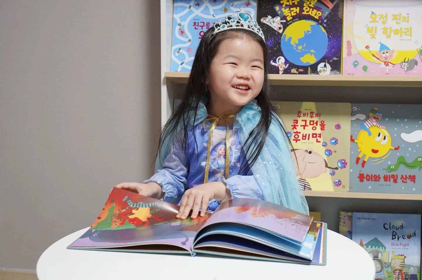 #제품제공 #다독다독과학 [파란개미의 코끼리 똥 치우기]
​

오늘도 어김없이 똥책을 골라온 애봉 :)
​파란 개미의 코끼리 똥 치우기는 개미마을에 코끼리가 똥을 누고 가서 치우는 과정을 작업도구와 비교해서 소개하는 책
개미들의 생동감 넘치는 표정과 내용 덕분에 너무나도 재미있는 책
그림과 이름 역할이 나와있는 백과사전 같은 딱딱한 과학 책이 아닌 재미있는 상황을 통해서 중장비들의 역할을 이해하기 쉽게 설명해 주고 있는 책🚜

똥 좋아하는 아이들 취향 저격!!!

​
#신간전집 #다산어린이 #유아과학전집 #유아전집추천 #과학전집 #호기심해결 #호기심과학 #과학전집추천 #유아책놀이 #유아과학 #호기심과학 #입체과학
