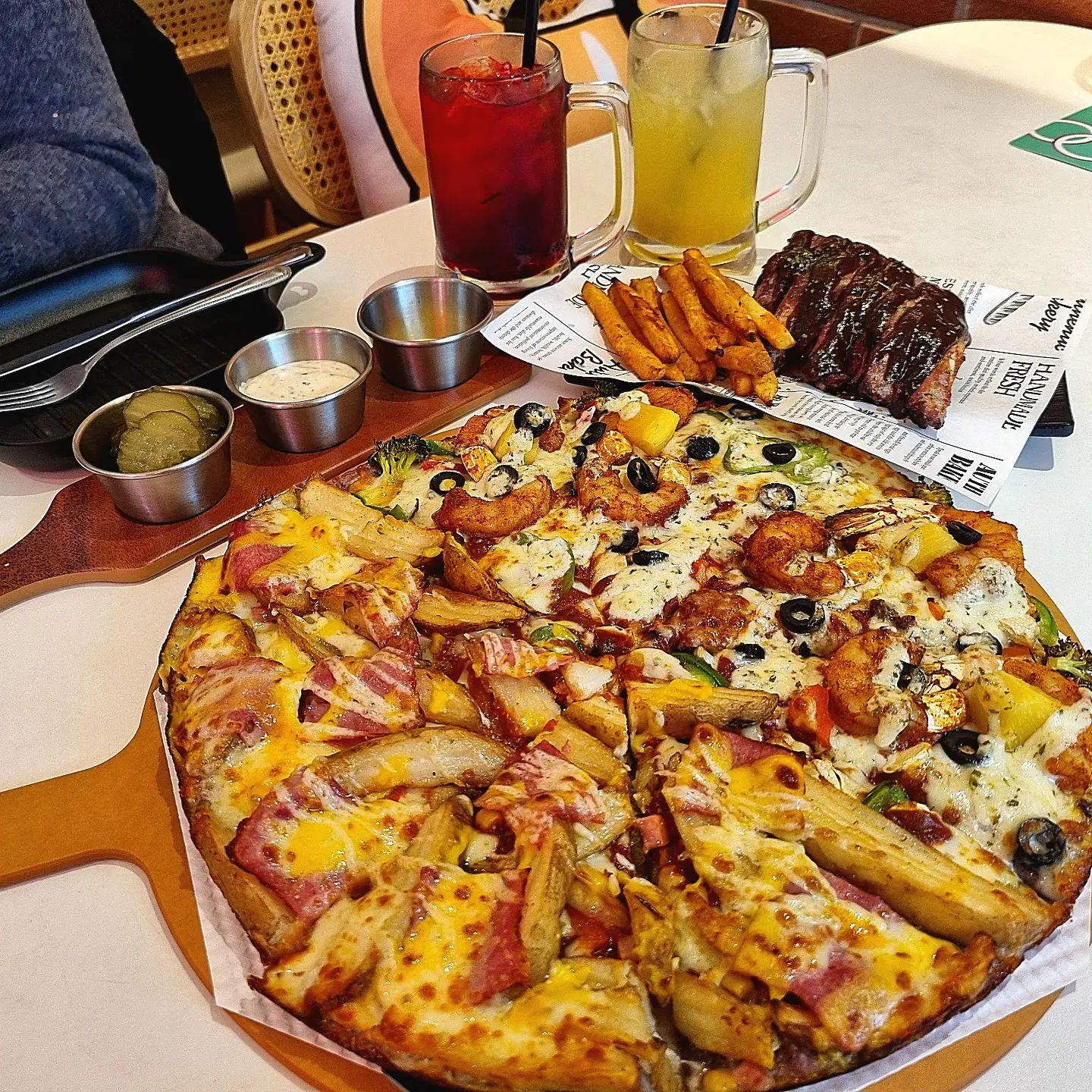 #봉천 #예술피자관악점 

봉천동 따끈따끈 신상 피자맛집 예술피자🍕
외관부터 깔끔하고 세련되어 처음에 카페나 펍처럼 보이기도 하더라구요🤩
내,외부 모두 탁 트여있는 인테리어에 곳곳에 포인트 스팟이 있어서 
여기도 찰칵🤳저기도 찰칵🤳

저는 감자홀린베이컨+슈페리어 쉬림프로 반반
사이드는 예술BBQ폭립 , 음료는 레몬에이드+체리에이드로 주문🛎

피자는 진도산 흑미를 사용한 도우로 쫀득하면서 담백하고
그위에 토핑을 아낌없이 얹어주시는데
사장님 토핑에 진심이신 분이신거같아요 대박👀👍🏻

슈페리어 쉬림프는 블랙타이거 새우가 가득가득🦐
새우의 탱글한 식감과 브로콜리,피망,파인애플 등등 재료들의 조합이 완벽👏🏻
감자홀린베이컨은 담백한 웨지감자 위로 짭쪼름한 베이컨과 체다치즈가 듬뿍
감자크기도 커서 감자의 포실포실한 식감도 살아있어요🥔

사이드인 예술BBQ폭립🍖
이건 소스도 예술, 고기상태도 예술, 그옆에 있는 감자튀김도 예술👍🏻
거기에 수제에이드로 깔끔하게 마무리🍹

매장분위기도 좋아서 식사를 하는 내내 기분까지 좋아지는 예술피자관악점❤️

집이 가까운 분이시라면 포장을 하시기에도 좋을것같아요
(방문포장시 5천원 할인까지💸)

"나는 너무 고민되서 메뉴를 못고르겠다"싶을경우
요일별로 가격프로모션 메뉴도 있으니 할인도 받고 맛있는 피자도 먹고 일석이조👏🏻

yesul_pizza_ 

📍예술피자 관악점
📍서울 관악구 은천로 25 1층 
⏰️ 매일10:00 - 03:00 <02:45 라스트오더>

#협찬 #봉천 #예술피자 #예술피자관악점 #피자 #쉬림프피자 #포테이토베이컨피자 #BBQ #폭립 #피맥 #피자맛집 #봉천역피자 #봉천동피자 #봉천동신상맛집 #맛집 #맛집추천 #맛집소개 #먹스타 #먹스타그램 #맛스타그램 #야식 #저녁메뉴 #디너의여왕