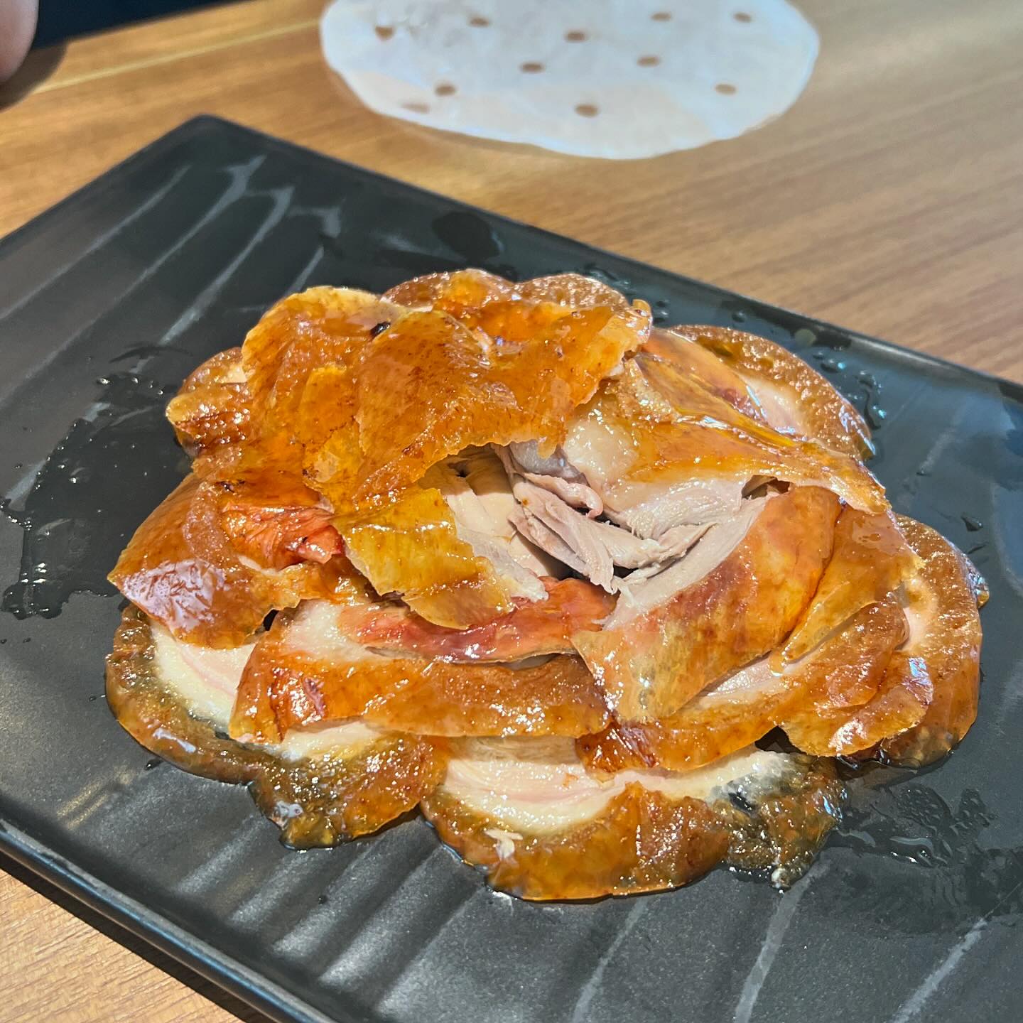 📍중국 상하이 - 예상하이
북경오리 맛집이란 소문이 자자한 예상하이
블로그에서 찾아보고 간 맛집이라 그런지 한국인들이 많았어요.
하프 주문했는데, 껍질 넘 맛있어서 더 먹고싶었어요.
게 요리들은 입맛에 잘 안맞는 편이 였고, 
생선탕수 같은 건 무조건 시키기 ! 맛있게 먹었답니다 ㅎㅎ
오이도 꼭 주문하기, 느끼할 때 먹기 좋아요 😆