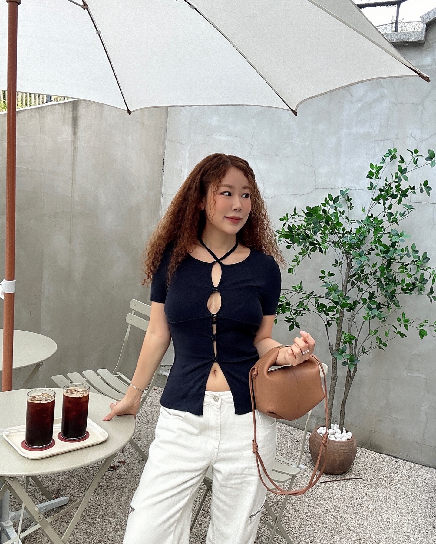 폭염에도 포기 못하는 테라스 ☕️🌞⚡️
이번 여름 미쳐..ㅆ #더위조심🔥🔥

💙 afterhours.co.kr 
🤎 polene_paris 
🤍 maisonmined_goddess 

#애프터아워즈 #폴렌느파리 #메종미네드 #델룩코디 #여름코디 #여름헤어 #히피펌 #트위스트펌 #데일리룩코디 #패션코디 #데님코디 #패션계정 #코디추천