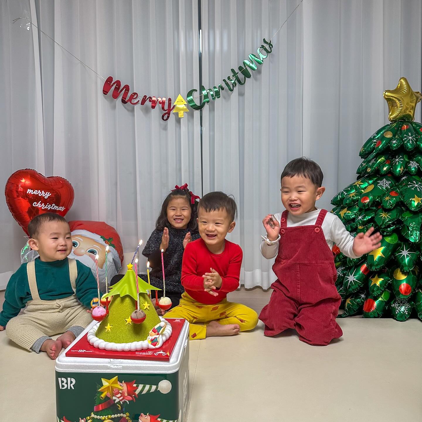 🎅🏻🎄

크리스마스에는 함께여야 더 신나지 ♥️

크리스마스에 진심인 파워J엄마
올해 12월은 독감에 감기에 실감도 안나서
계획도 안짜고 어디 나갈 생각도 안함ㅋㅋ
급만남으로 크리스마스 이브도 크리스마스날도
재밌게 놀았네 ♥️♥️♥️♥️♥️

이제 진짜 크리스마스 끝 -
이제 해피뉴이어 준비 ✨

#크리스마스#메리크리스마스#산타#케이크