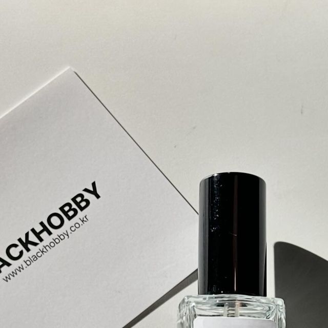 찌아 on Instagram: "#광고 @blackhobby_official ⠀ 기분 전환되는 향수를 찾는다면? 깨끗한 비누향이 나는 향수 ‘블랙하비 스웨이드 101‘ 추천드려요🕊️ 잔향이 포근하고 은은하게 남아 매력적이