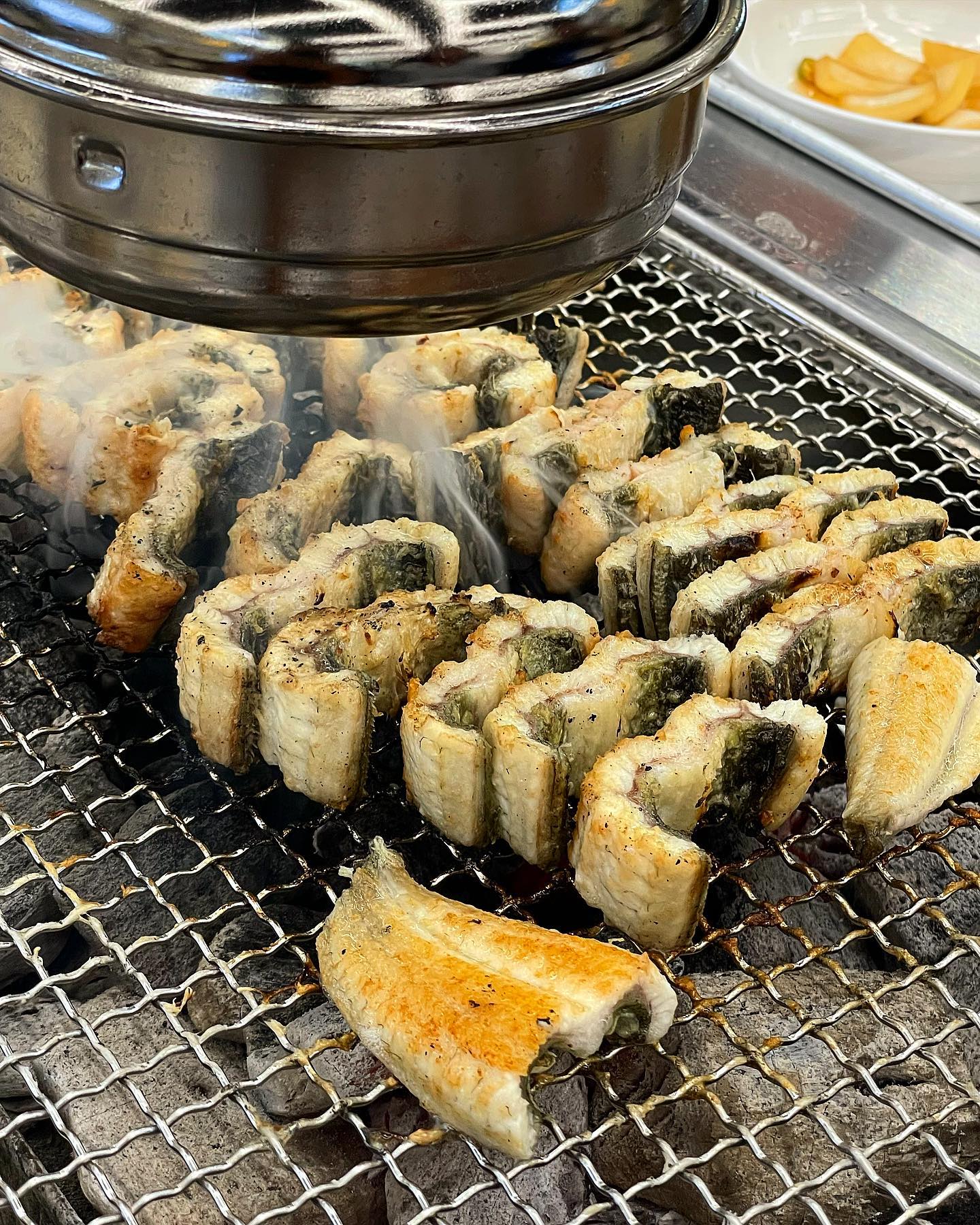 #경기맛집 #고양맛집 #선운산풍천장어 

꽉찬 기름에 단백한 장어는 처음❤️

g별로 장어가 진열되어 있어 원하는 양만큼 골라서 구매 가능해요.

양이 많으면 초벌로 안에서 구워주시거나 바로 바로 구워주시기도 하는데 끊기지 않는게 중요하시다면서 직원분이 잘 구워주셨어요!

장어에 갓김치 조합 펄풱🌟

불판에 떡도 굽고, 마지막으로 #장어탕 한사바리 먹었는데 완죠니 꼬수미🌟꼭 먹어야해요(아쉽게도 사진이 없어요ㅠ)

가족단위로 식사하기 좋더라구요!

사장님도 일하시는 분들도 넘나리 친절…🌟

📍 경기 고양시 덕양구 서오릉로 404 1층 
⏰ 11am~21:30pm 
⭐️ 4.5(5) 재방문의사 ⭕️

#메이_일산맛집 

#고양맛집 #서오릉맛집 #가족외식 #서울맛집 #서울술집 #장어맛집 #장어구이 #장어 #회식장소 #뒷풀이 #맛집 #먹스타 #먹팔환영