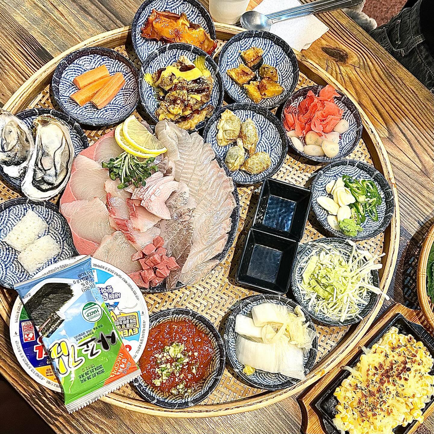 협찬) 중랑구 회 맛집❤️❤️

#중랑구맛집 #용호횟집 

🍴요즘 회에다가 소주한잔 먹는게 인생의 낙이 되어버림><

🍴그와중에 중랑역쪽에 회 맛집 찾았다!! 주문하면 매장 바로 앞에있는 컨테이너 박스에서 바로 회를 떠주신당 ㅜㅜ 눈으로 직관할 수 있어서 더 믿음직했음!

🍴회 뿐만 아니라 스끼다시들도 완전 양 많고 맛있음💓 방어튀김도 주셨는데 진짜 바삭바삭 너무 맛있었당

🍴저희는 두명이서 가서 소(50000원) 시켰는데 완전 양 많이 나와서 두명이서 배터지게 먹고 나옴!! 

🍴크기별로 회 종류수도 다른데 소짜리는 3종류를 고를 수 있었음!! 너무 맛있어서 조만간 또 갈거지롱!!

🍴회 먹고싶은사람 중랑구 용호횟집으로 고고 하라구!!!

 

📍서울 중랑구 중랑역로 44-1 1층 용호횟집

⏰매일
  13:30-24:00 (22:30 라스트 오더)
 

#중랑구핫플 #중랑구횟집 #중랑구술집 #중랑구회식 #회맛집