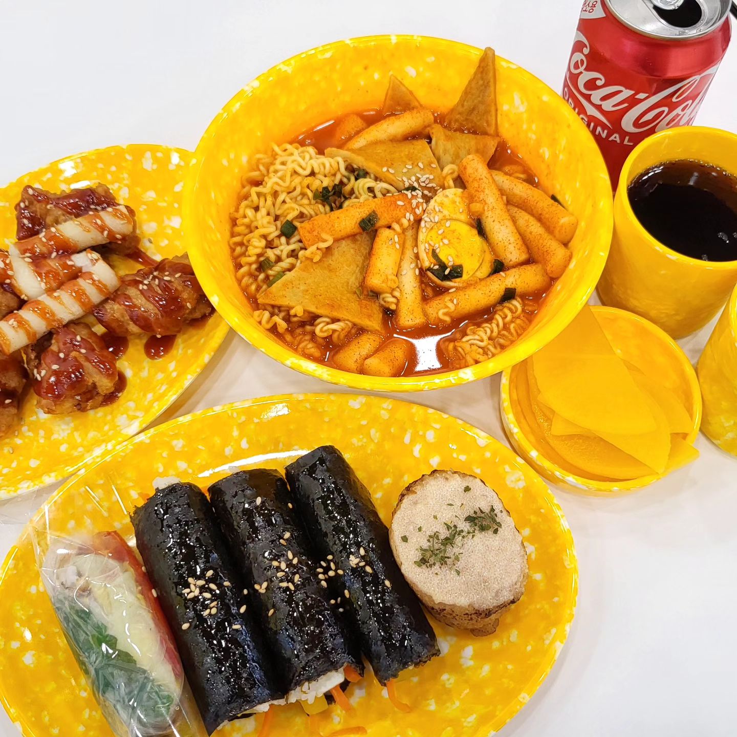 #협찬

과천 지식정보타운에 있는 분식집
병아리김밥에 다녀왔어요!🐥
 
김밥 종류도 다양하고 유부초밥도 있어서
뭐먹어야할지 진짜 고민되는데,
다양한 분식종류는 물론 식사와 닭강정도 있어요!

1️⃣ 분식집에서 혼밥할 때 
라면도 먹고싶고 김밥도 먹고 싶은 경우
2️⃣ 이 김밥도 먹고싶고, 저 김밥도 먹고싶은데 다 먹기엔 양이 많은 경우
3️⃣ 친구와 먹고 싶은 종류가 다른 경우
4️⃣ 테이블에 분식 가득하거 먹고싶은 경우
5️⃣ 소풍 도시락 싸야하는 경우

이런 경우 한 번씩 있지 않으신가요?ㅎㅎ

이 중 하나라도 포함된다면 병아리 김밥 추천🐤👏

특히 저는 분식집에서 혼밥하는 경우 라면에 김밥 먹고싶은데 보통 분식집 김밥 한줄은 너무 양이 많아 부담이었어요. (아님 라볶이 국물에 김밥 찍어먹고싶은 날이나ㅎㅎ) 
병아리김밥이라면 부담없이 라면과 김밥 주문해서 먹기 딱 좋아요

✅️ 병아리김밥
✅️ 크림치즈씨앗김밥
✅️ 연탄불고기
✅️ 훈제오리월남쌈 
✅️ 명란마요유부
✅️ 라볶이
✅️ 닭강정 (소)
✅️콜라

▶️ 병아리김밥 과천비상교육사옥점
▶️ 과천대로2길 54 B1층

#병아리김밥 #병아리김밥과천비상교육사옥점 #갈현동김밥 #갈현동분식 #인덕원김밥 #인덕원분식 #갈현동맛집 #인덕원역맛집 #인덕원역김밥 #과천김밥 #지정타김밥 #지정타분식 #과천지정타김밥 #과천지정타분식 #미니김밥 #꼬마김밥 #크림치즈씨앗김밥 #연탄불고기김밥 #훈제오리월남쌈 #명란마요유부 #라볶이
#닭강정