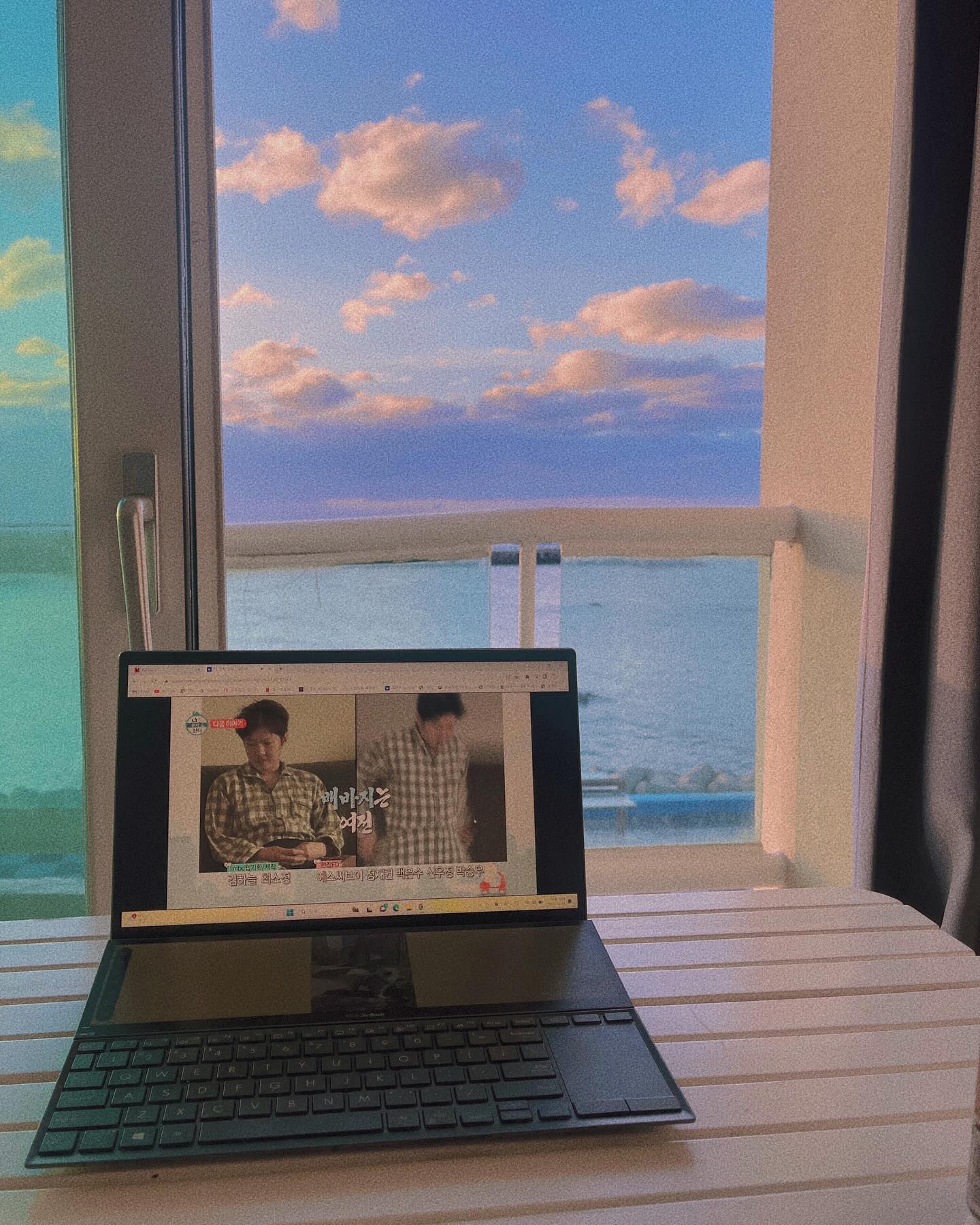 Memories #제주도 #휴식

가끔 재정비를 해야하는 시기가 온다
그 시기는 정신적으로 육체적으로 빨간 불이 켜졌을 때.

제주도 여행이라고 하지만 거창한건 없고 
그냥 바다보이는 숙소 하나 잡아서 며칠 묵으면서 
내 인생의 방향성을 정리하며 리프레시하기 위한 여행이였다
오로지 나를 위한 시간적 물질적 소비💕

나중에 나이가 들어서 내 삶을 되돌아 봤을 때
나 자신에게도 내 주위에게도 떳떳한 사람이 되고 싶다
이 생각은 나이가 들수록 더 짙어진다

남들보다 느릴지라도 제대로 걷는게 중요하다 느끼는 요즘
결론은 지금 #자기계발 을 해야하는시기
*
*
*
*
#제주 #제주도가볼만한곳 #제주여행 #이호테우해변 #내도음악상가 #jeju
#일상 #여행 #여행에미치다_제주 #여행기록 #소통 #맞팔