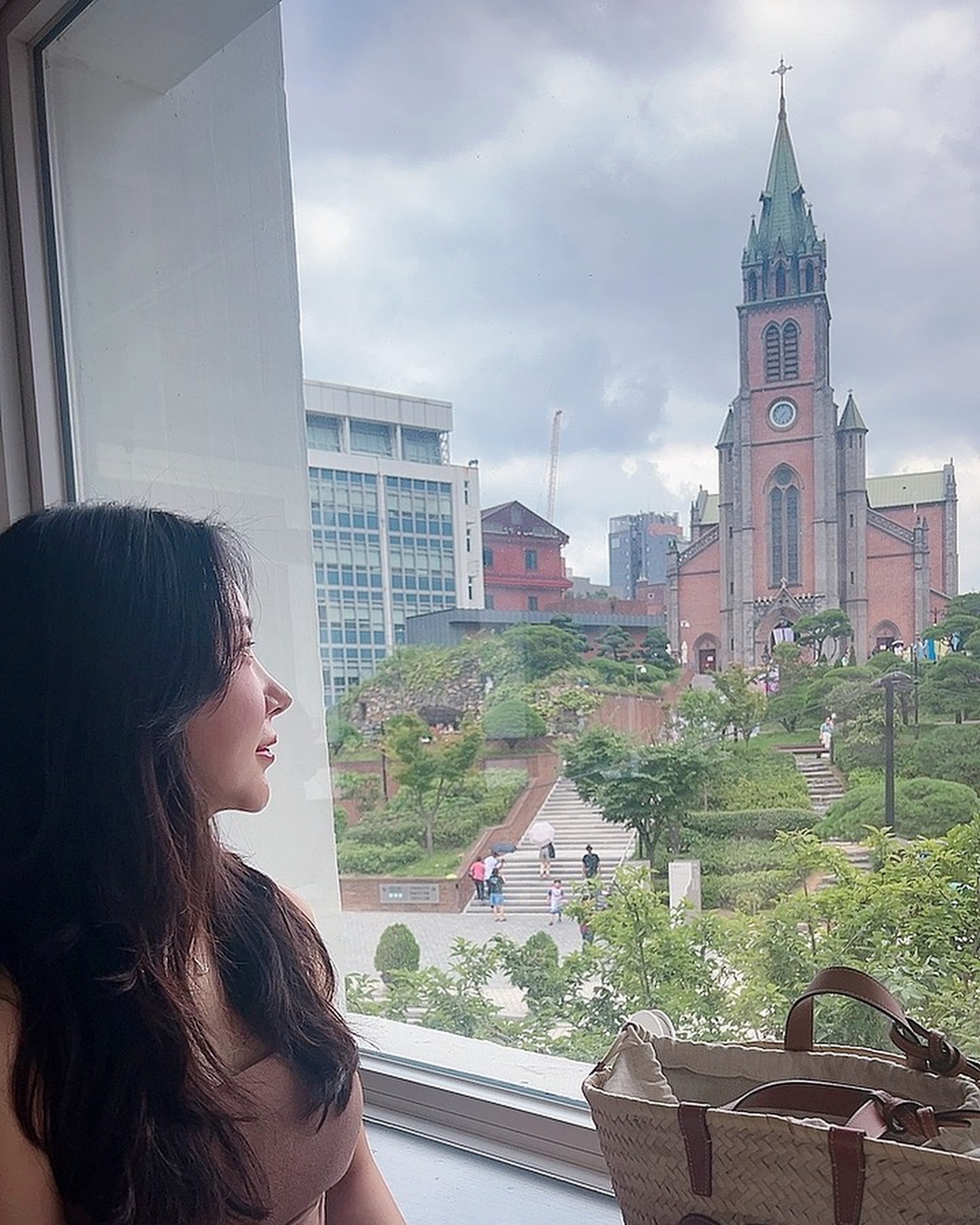 오랜만에 명동갔다 뷰맛집발견🫢🩷
둘이서 탄두리치킨이랑 커리랑 난이랑 배터지게먹구
행벅했당ㅋ.ㅋ
모르고갔는데 요기 인도현지쉐프님들이 직접 요리해주고 서빙해줘요!
점심시간에 갔는데 홀 꽉 찼어서 예약하고 가는거 추천
저녁때 가도 넘 이쁠것 같은 곳💓

#타지 #taj #인도음식점 #뷰맛집