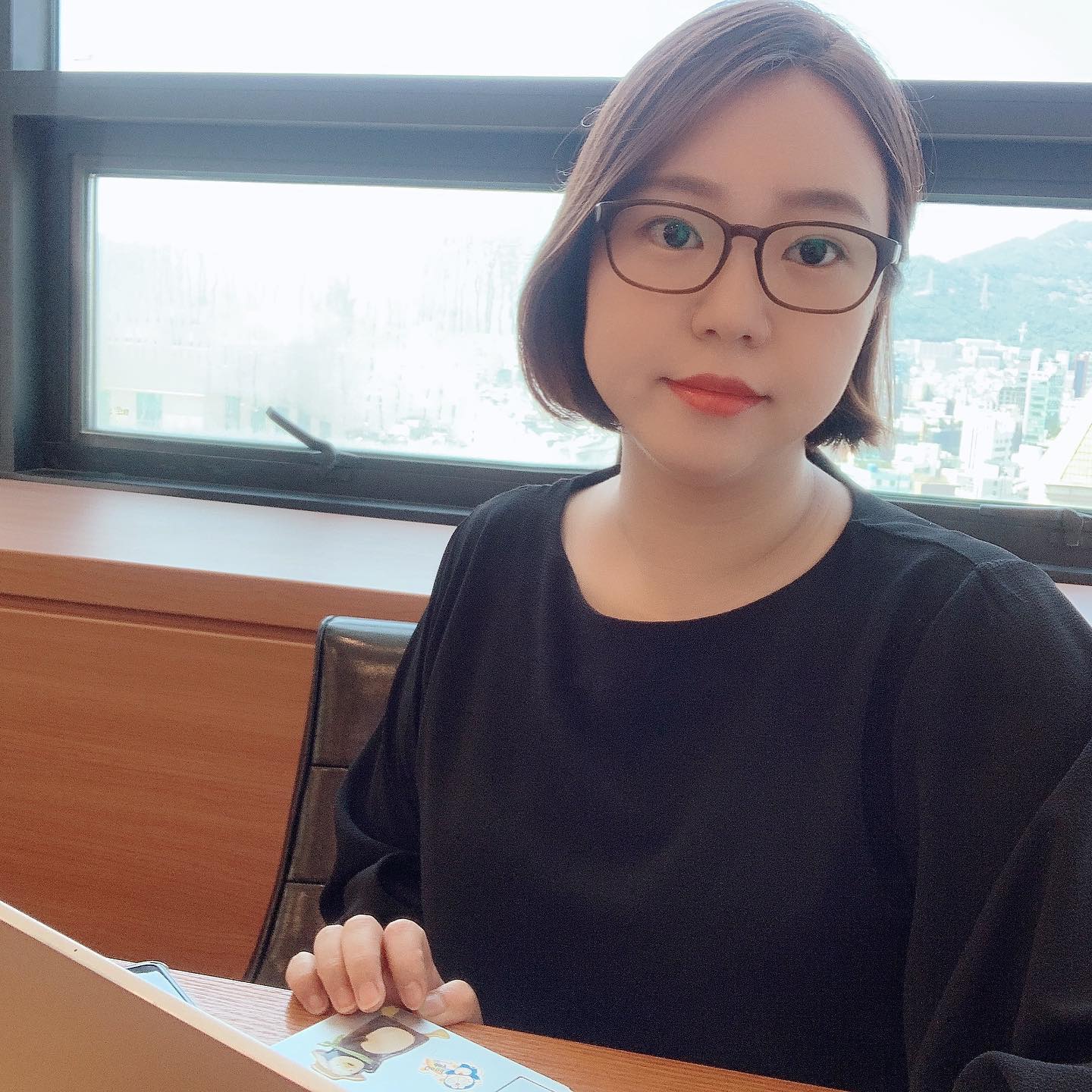 복댕이 엄마이기전 저는 최보람으로 36년을 살았고 살아가고 있어요~

그래서 7월에 출산했지만 박사 4학기를 포기할 수 없어 9월 4학기 학업을 이어가고 있어요!!

감사하게도 친이모가 복댕이 케어를 함께해주시고 친정엄마도 도와주셔서 학업을 중단하지 않고 이어갈수 있어 늘 감사합니다!!

실은 제 꿈은 교수였어요
하지만 20대에는 온전히 공부만 하는게 싫고 놀고 싶고 돈벌고 싶었어요.
그래서 다양한 사회 경험을 쌓느라 학업을 중단했지요

대학원 석박사 과정은 30대 초반에 다시 시작했어요

20대 다양한 경험을 해보니 저는 배우는걸 좋아하고 자기계발을 좋아하더라고요. 더늦기전 30대 초반 다시 학업을 시작했어요. (아이가 생기지 않아 복잡한 마음을 배움으로 승화한거 같아요)

그렇게 다시 학업을 시작하고 박사 4학기인 지금!!
소논문쓰고 박사논문 공부하는 지금인 이제서야!!
“공부가 재미 있어요.”

제 돈으로 공부를 해야하니깐 절실해서 재미있는 걸까여?🤣
아니면 이시간만큼은 육아에서 벗어나 온전히 저의 시간이라서 인지
공부가 너무 재미있어요~~

30대의 제 꿈은 “순이익 좋은 회사를 운영하는 사업가”에요

꿈을 이루기 위해 이론적 지식과 경험으로 매일 성장 중이에요~

딸 엄마이기에 더욱더 나의 삶을 잘 살아 내는 것이 
복댕이 낳고 제 인생 최고의 숙제같아요!!🤗

엄마들 파이팅!!🫡 

#60일아기 #육아맘 #육아 #워킹맘 #워킹맘일상 #소통 #대학원생 #대학원생의삶 #유통학 #유통학박사 #30대여자 #토끼띠맘 #일상 #자기계발 #박사과정 #박사논문 #소논문 #소논문쓰기