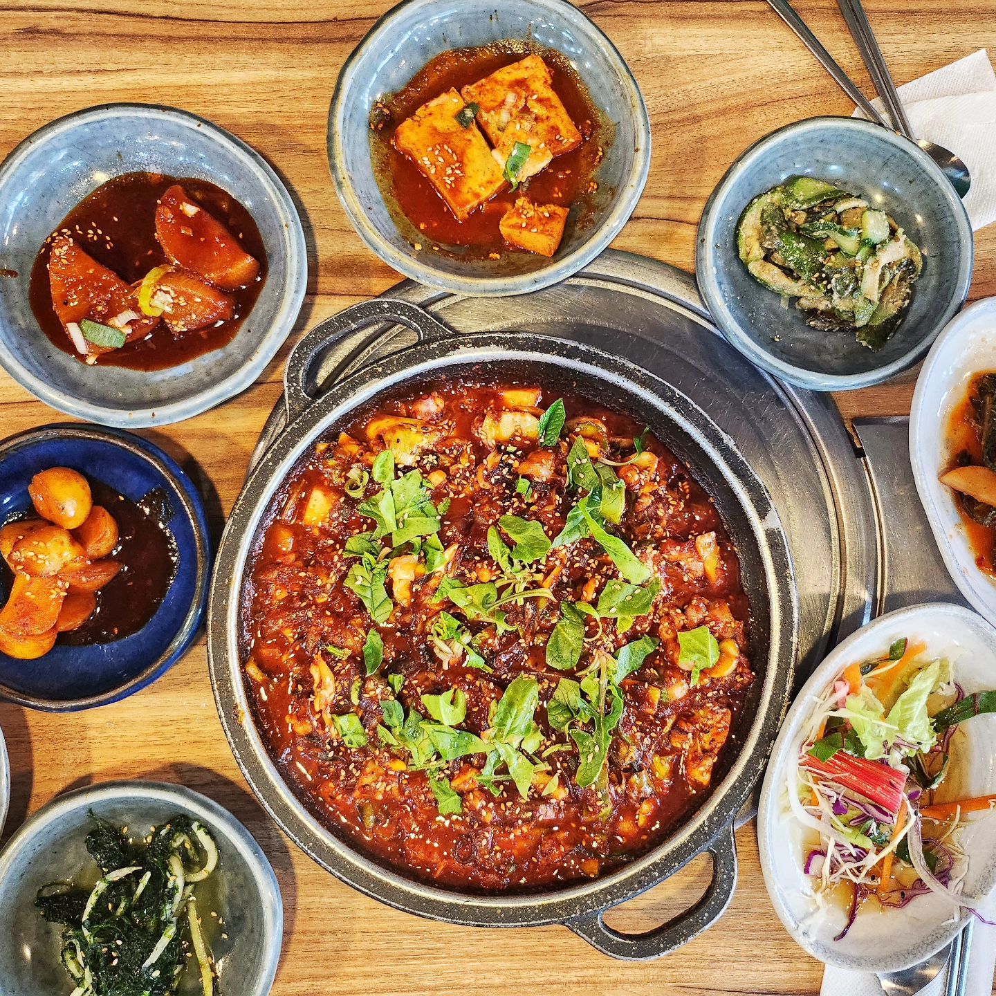 평거동 청사포 낙지볶음.
1인분 1만원.

커다란 그릇에 밥이나오면
낙지볶음과 콩나물을 올려 비벼먹기.

넘 맛있눈데~?😮
 

 
#평거동밥집 #점심식사 #진주밥집#청사포