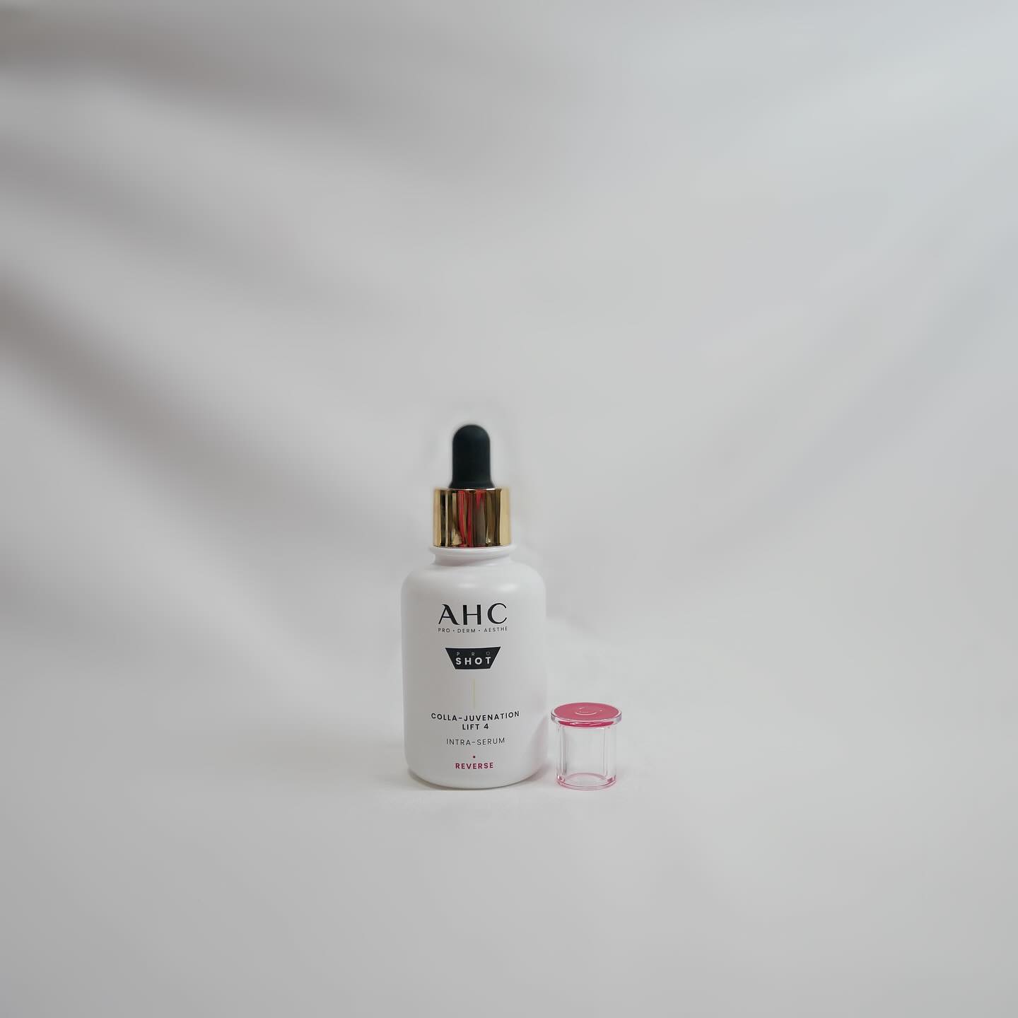 #광고
ฅᐢ..ᐢ₎♡” мew мaĸeυp

ahc.official glowpick_official 
🧴AHC 프로 샷 콜라쥬비네이션 리프트 4 인트라 세럼 (₩60,000)

🤍7.8살 어려 보이는 피부 나이
🤍피부 리프팅 & 주름 개선에 효과적인 세럼
🤍끈적임 없이 마무리되며 유지되는 피부 광
🤍어느 정도 무게감 있는 텍스처로 촉촉하고 부드럽게 발리는 편.
🤍쫀쫀한 피부로 주름 리프팅, 피부 수분감 보충, 피부 탄력 모두 개선할 수 있는 만능 세럼

➡ 피부 결 / 탄력 / 주름이 고민이시라면 강력 추천해 드리는 세럼입니다! 촉촉하고 부드럽게 빌리면서 쫀쫀하게 마무리되는 피부 관리가 피부 결을 정돈해 주고, 탄력과 주름 모두 개선하며 예쁜 피부를 관리할 수 있게 도와주는 제품이라 한 번쯤 사용해 보는 것도 나쁘지 않은 것 같아요!

#글로우픽체험단 #글로리그램 #AHC #바르는리프팅 #4d리프팅프로샷