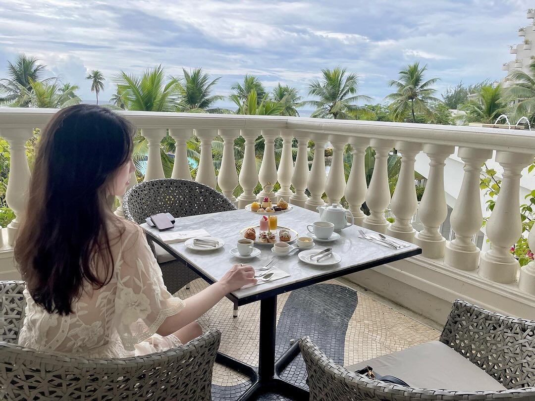 물놀이 하고 ☕️☕️
호텔 익스클루시브에 포함된 애프터눈티 세트라 
큰 기대는 없었는데 매우 만족스러웠당🩵 
특히 하몽이 올라간 크림치즈 바게트가 젤 꿀맛😋