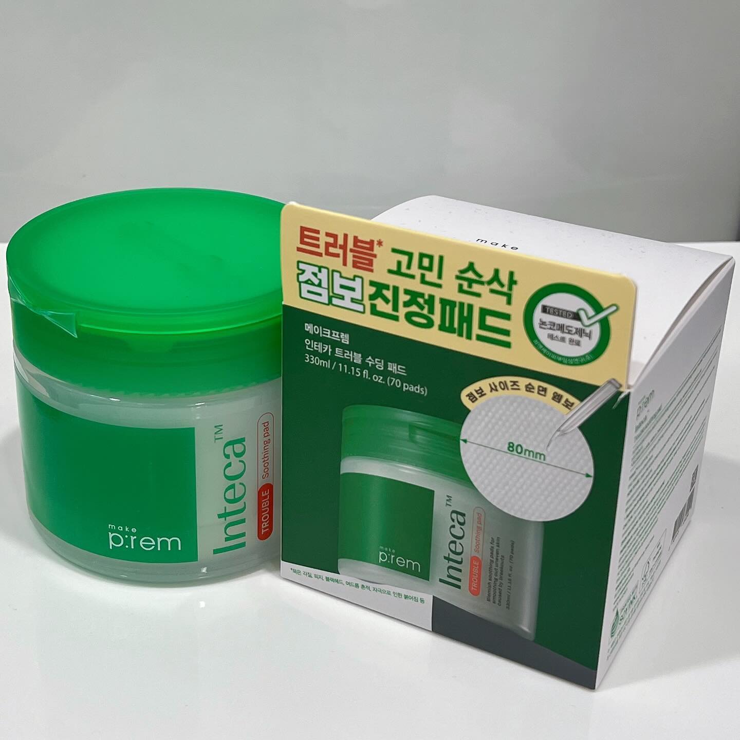 #협찬
메이크프렘 인테카 트러블 수딩 패드🌱

 - 임상 확인 된 트러블 진정 효과🔍
:각질 / 피지 / 블랙헤드 / 여드름 흔적 케어가 가능해용(*´∇｀*) 

 - 모공보다 작은 나노 시카, 인테카가 함유되어 더 빠르고 강력한 진정이 가능하답니다!!!

 - 손바닥을 전부 덮을만큼 커다란 8cm 점보 사이즈 패드와 사진상에서도 보이는 에센스가 330ml나🫢🫢

 - 빅사이즈 패드라 한장으로도 얼굴 전체를 넉넉하게 닦을 수 있었고, 토너 약 2통 분량의 에센스가 함유되어 마지막까지 촉촉하게 사용 가능했어용ㅎㅎ
무엇보다 순면 엠보 패드로 각질 제거까지 확실하게 가능합니다🌳🌳

#화해 #화해SNS리뷰단 #메이크프렘 #인테카패드 #토너패드 #트러블진정 #트러블케어 #각질제거 #피지제거 #블랙헤드제거