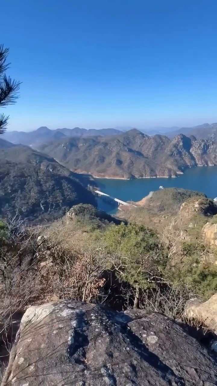 ❄️눈 밟고 있는 지금, 이제서야 올려보는 초겨울 월악산 제비봉 추억🏞️ 사진찍느라 시간 다 보냈대요~📸
.
.
.
#겨울등산 #충북 #단양 #월악산 #제비봉 #월악산제비봉 #충주호 #월악산국립공원 #국립공원 #블랙야크100대명산플러스 #명산100플러스 #날씨요정 #12월초 #주말 #주말등산 #취미 #운동 #등산릴스 #등세포일기