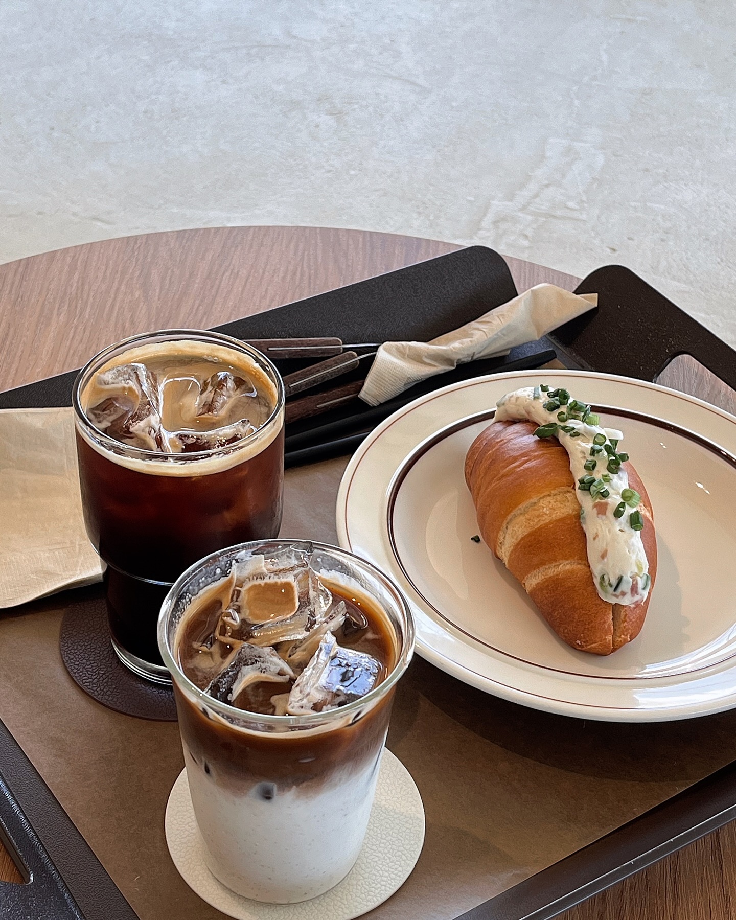 #☕️ #😋

날 좋은 주말, 커피 한잔하자는 연락에 바로 달려나가는 나.

.
.
#문버드 #moonbird  #고읍카페