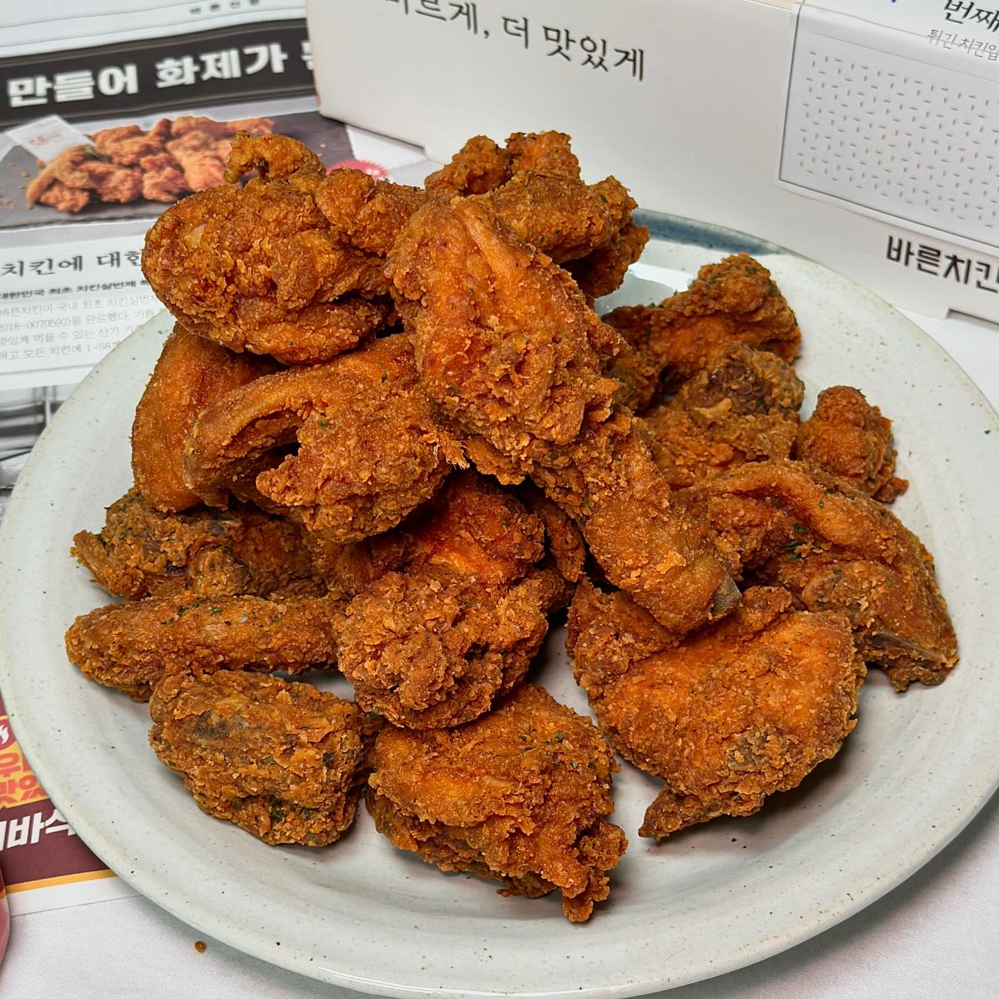 #광고 [#바른치킨/ #핫현미바삭]
매우니까 더 맛있다!!
바른치킨 🌶️핫현미바삭 출시‼️
⠀
내 마음대로 선택하는 매운맛 3단계!
1단계- 진라면 매운맛, 2단계-신라면, 3단계- 열라면
정도의 맵기로 취향 껏 선택하실 수 있어요!
⠀
기름 한통으로 58마리만 조리하는 깨끗한치킨!
바른치킨만의 노하우로 바삭함을 살린 핫현미바삭💯
고춧가루, 후추, 로즈마리, 오레가노 등
다양한 향신료로 독창적인 풍미를 살렸어요!
엄청 바삭바삭하니까 입천장주의! 👀💥
⠀
소스를 하나 선택할 수 있는데
(양념/ 딥머스타드/ 치즈/ 땅콩마요/ 알싸마요 중 택1)
저는 🥜땅콩마요로 선택하고
혹시나 많이 매울까 싶어 🧀치즈소스도 하나 추가했어요!
핫현미바삭 맵기는 2단계로 픽했는데
적당히 매콤해서 땅콩소스랑 진짜 개찰떡💥
사랑꾼은 치즈소스가 훨씬 맛있대요ㅋㅋㅋ
⠀
치킨이랑 같이 오는 신문메뉴판은
메뉴 정보를 한 눈에 알 수 있어 편해요~!
그냥 버리지 마시고 진짜 신문처럼 활용해보세요
감자나 양파를 보관할때나
집에서 고기 구워먹을때 깔아 쓸 수도 있어요😉
⠀
정직한 치킨실번제로 안심하고 먹을 수 있는 바른치킨!
패키지만 봐도 몇번째로 튀긴 치킨인지 알 수 있어요!
⠀
오늘 야식은핫현미바삭 꼬? 🌶️
++ 지금 바른치킨 자사앱에서 5월 가정의 달 맞이 다양한 프로모션 중이니까!
지금이 바로 기회 !!!
⠀
⠀
⠀
#치킨 
#후라이드치킨 
#치킨먹방 
#치킨추천
#치맥 
#핫후라이드 
#바른치킨핫현미바삭
⠀
⠀
⠀