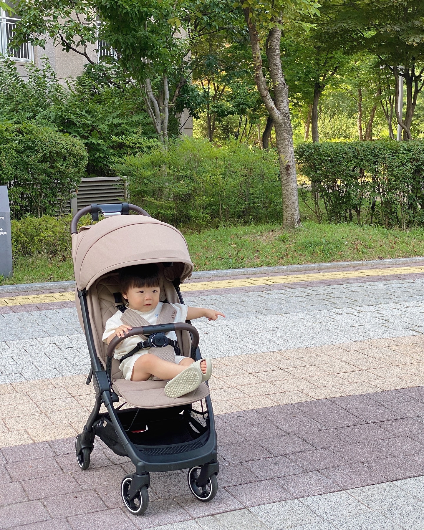 .
신생아때부터 실버크로스 듄과 함께 했던 도준이는
휴대용 유모차도 역시나 ! 
믿고 쓰는 실버크로스 클릭으로 선택했어요 😉

5.9kg 초경량 무게와 슬림한 사이즈로 기내반입이 가능하고
히든숄더스트랩으로 필요에 따라 어깨에 멜수있어 
손이 자유로워 좋더라구요 !
폴딩도 간편하고 특히나 코블타프 컬러가 마음에 쏙 들었어요🤎

그 외에도 안정적인 승차감은 기본이고
풀캐노피와 마그네틱버클, 원터치 리클라이닝 등등
선택하지 않을 이유가 없었다구요✨

클릭과 함께 할 앞으로가 더욱 기대됩니다🧸

#내돈내산 #휴대용유모차 #육아추천템