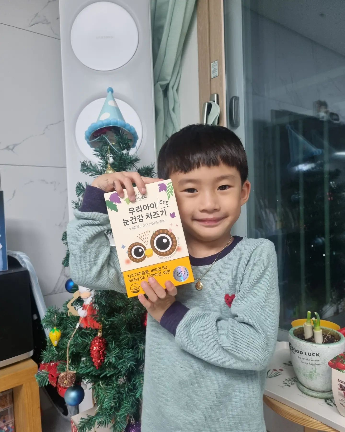 #협찬 #광고 
#아이크니차즈기 #어린이루테인 
.
.
아직까지 시력은 보통이지만, 미디어 노출 후 시력 걱정은 내내 하는 것 같다.
장거리가 많은 우리가족이라 차안에서 노출되는 시간이 많고,
집에 와서도 혼자 노는 사간엔 미디어를 보는 편이다. 
테블릿으로 볼 때는 너무 앞에서 보고 있어 시력 건강이 걱정되었는데,
다행이도 아직은 정상... 😭
언제 안좋아질지 모르는 시력이기에 관리가 필요하다. 
.
새콤달콤 파인애플 맛의 젤리스틱형이다. 
어린이 루테인이라고 하니, 한번 먹어보자!
일단 맛있다고 엄지척! 하는 너.. 누가 시킨줄 알겠다 ㅋㅋㅋ
잘 먹으니 좋구나!
꾸준히 먹어보자구~~
#협찬이지만좋아 
#눈건강 #눈건강관리 #눈에좋은영양제 #눈피로개선 #시력관리 #어린이눈건강
#차즈기효능 #아이크니우리아이눈건강차즈기 #어린이건강기능식품 #어린이눈영양제 #어린이젤리영양제 #어린이차즈기 #젤리영양제 #차즈기젤리 #차즈기 #차즈기추출물 #키즈눈영양제 #키즈루테인