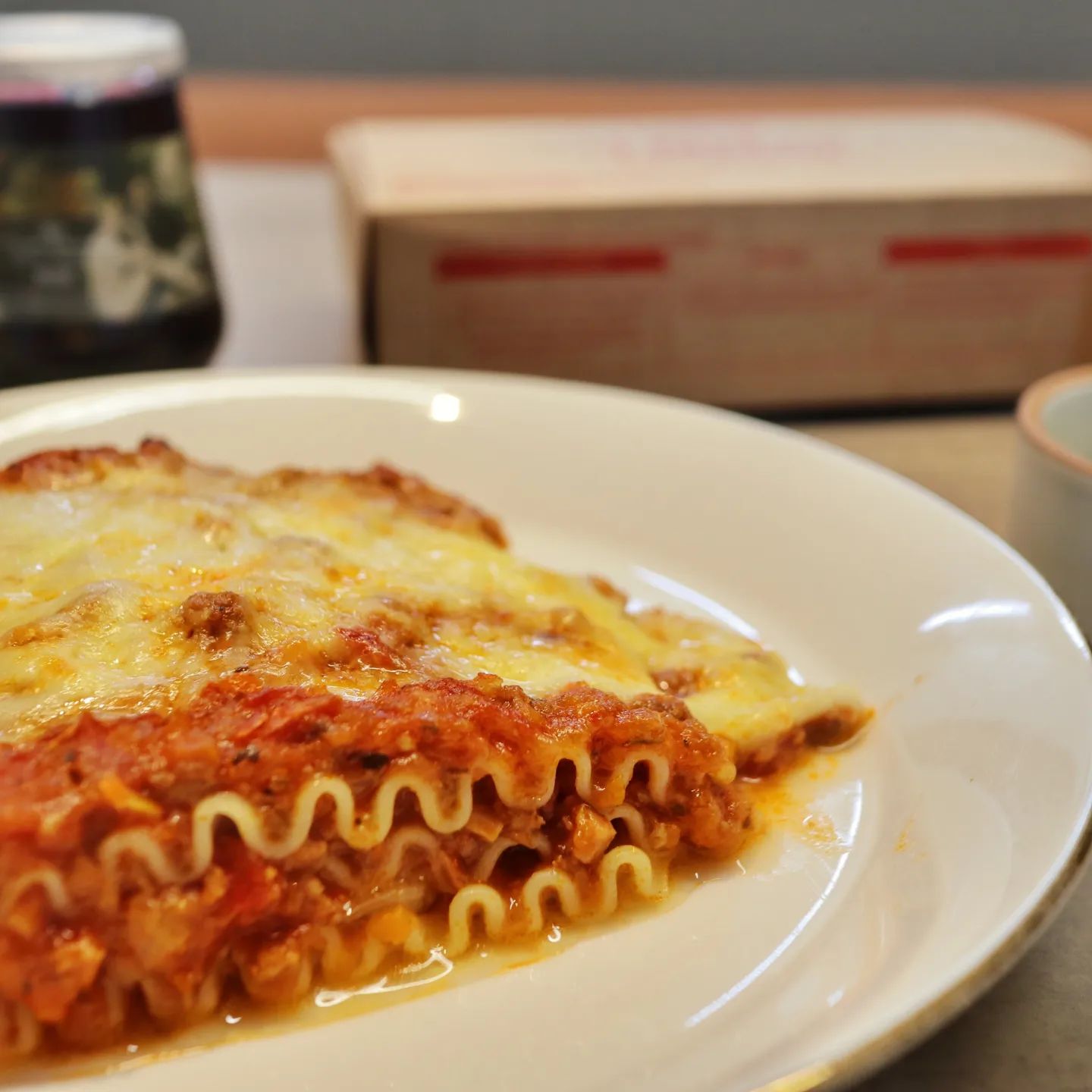 #협찬 le_bistro_lasagna 

건강한 재료 듬뿍
깊은 맛과 향의 라자냐를 이제 집에서도 편하게 즐겨요
라자냐 맛집 르비스트로 라자냐❤️

평소 집에서 만들기는 어려운 음식이라
크리스마스나 홈파티 때 분위기 내기 너무 좋은데요

야채, 고기, 치즈 듬뿍에 
전자렌지나 에어프라이어, 오븐에
데워주기만 하면 되서
집에서도 간편하게 조리해
레스토랑의 고급스러운 맛을 낼 수 있답니다!

📍볼로네제 라자냐는요
토마토 베이스 소스에 고기 듬뿍
거기에 부드러운 맛의 베샤멜과 치즈가 더 해져
누구나 호불호없이 좋아할 만한 맛이구요

📍트러플 버섯크림 라자냐는요
입에 넣자마자 가득 퍼지는 트러플 향이 킬포에요!!
거기다 진한 버섯크림은 말모말모🤤 완전 제 스탈!!

크리스마스 선물로도 좋은 패키지에
맛도 분위기도 살리는 요리라
홈파티에 딱이네용

✔️https://smartstore.naver.com/le-bistro

#르비스트로라자냐 #홈파티음식 #크리스마스파티음식 #연말파티 #파티음식 #홈파티 #크리스마스 #라자냐 #볼로네제라자냐 #크림라자냐 #홈메이드음식 #라자냐밀키트 #크리스마스파티 #요리하는여자