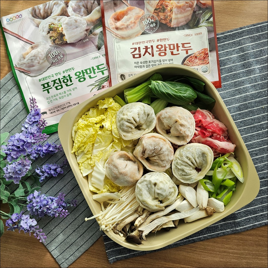 #제품협찬 
#겨울간식 #왕만두 #손만두
#한만두왕만두 #집밥 #만두전골
#냉동만두 #겨울만두추천 
#육즙만두 #할인코드
#김치왕만두 #집밥메뉴
#손님접대메뉴추천
#이북식만두 #왕만두추천
#캠핑요리 #한만두

12월이 되니 날씨가 추워진게 진짜 겨울이 된 것 같아요.
추운 겨울에는 뭐니뭐니해도 따끈한 국물이 최고죠!
긴긴 겨울밤 겨울간식으로 냉장고에 쟁여둔 한만두 #푸짐한왕만두 
#김치왕만두 꺼내서 만두전골 만들어봤어요~~

100% 국내산 돼지고기외 부추, 배추 등 신선한 채소를 넣엇 빈틈없이 크게 빚어 만두 한 알이 70g이나 되니 제대로 된 왕만두를 만난 것 같아요.

일반만두의 2.5배 크기라 배고플때 먹어도 몇 개만 먹으면 배 불러요~~^^
부추와 양파, 다양한 채소로 건강하게 한끼 식사가 가능하고 먹은 후에도 속이 편안해요.

포가김치를 아삭하게 썰어서 매콤한 김치맛이 매력적인 한만두 아삭한 김치왕만두!
김치 향만 나는 만두가 아닌 잘 익은 포기김치를 넣어서 개운하고 깔끔해요.

간편하게 쪄서 먹거나 만둣국으로 먹으면 좋은 한만두 왕만두로 저는 버섯, 소고기, 청경채, 배추 등을 넣어서 만두전골을 끓여봤는데 너무 맛나요.

육즙만두로 통하는 한만두 왕만두라 믿고 먹게 되었는데 역시나 만두전골로 끓여서 먹으니 정말 너무 잘 어울리고 맛도 좋아요.

커다란 왕만두 하나를 잘라 보면 속도 꽉~~ 차고 육즙도 끝내주지요.
밖에 나가서 만두전골 사 먹으려면 요즘같은 시대에 금액도 만만치 않은데 
많은 분들이 왕만두 추천하는 한만두로 집에서 끓여보니 만두맛도 좋고 국물도 시원하고ㅎㅎㅎ

추운겨울 따뜻한 국물이 생각난다면 한만두 왕만두 넣어서 맛있는 만둣국이나 저처럼 만두전골 끓여보세요.
맛이 아주 끝내줘요~~^^

한만두몰에서 만두 구입하는 꿀팁 중 하나는 바로 할인코드 적용해서 할인을 하는 방법인데요.

추천인 아이디 : zaja1972
할인코드 : HLOVERS9

추천인 아이디와 할인코드 적용시켜 계산하면 15% 할인되니 꼭!! 구입할 때 사용하세요^^