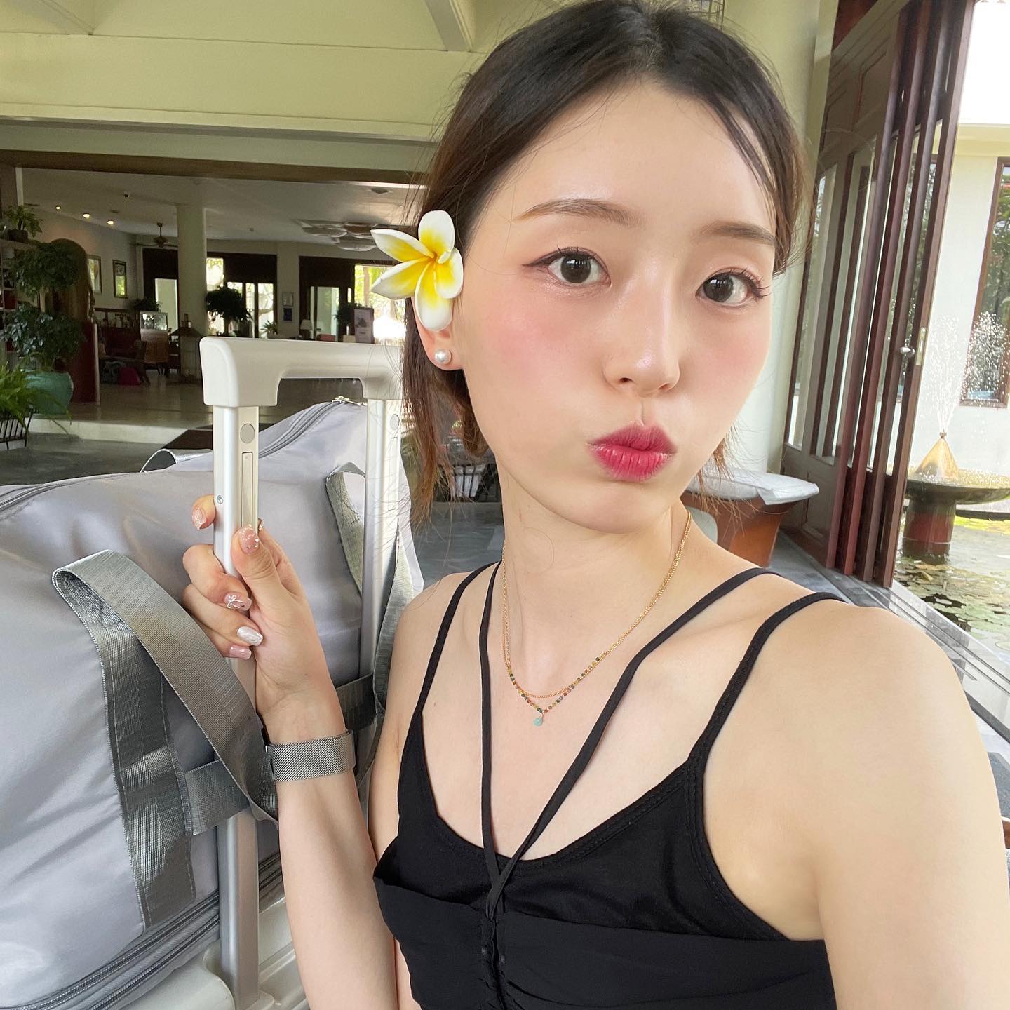 깻잎머리인데 더워서 떡잎방범대머리가됨
🍃

저 이쁜 알로하꽃 이름 아는 분?