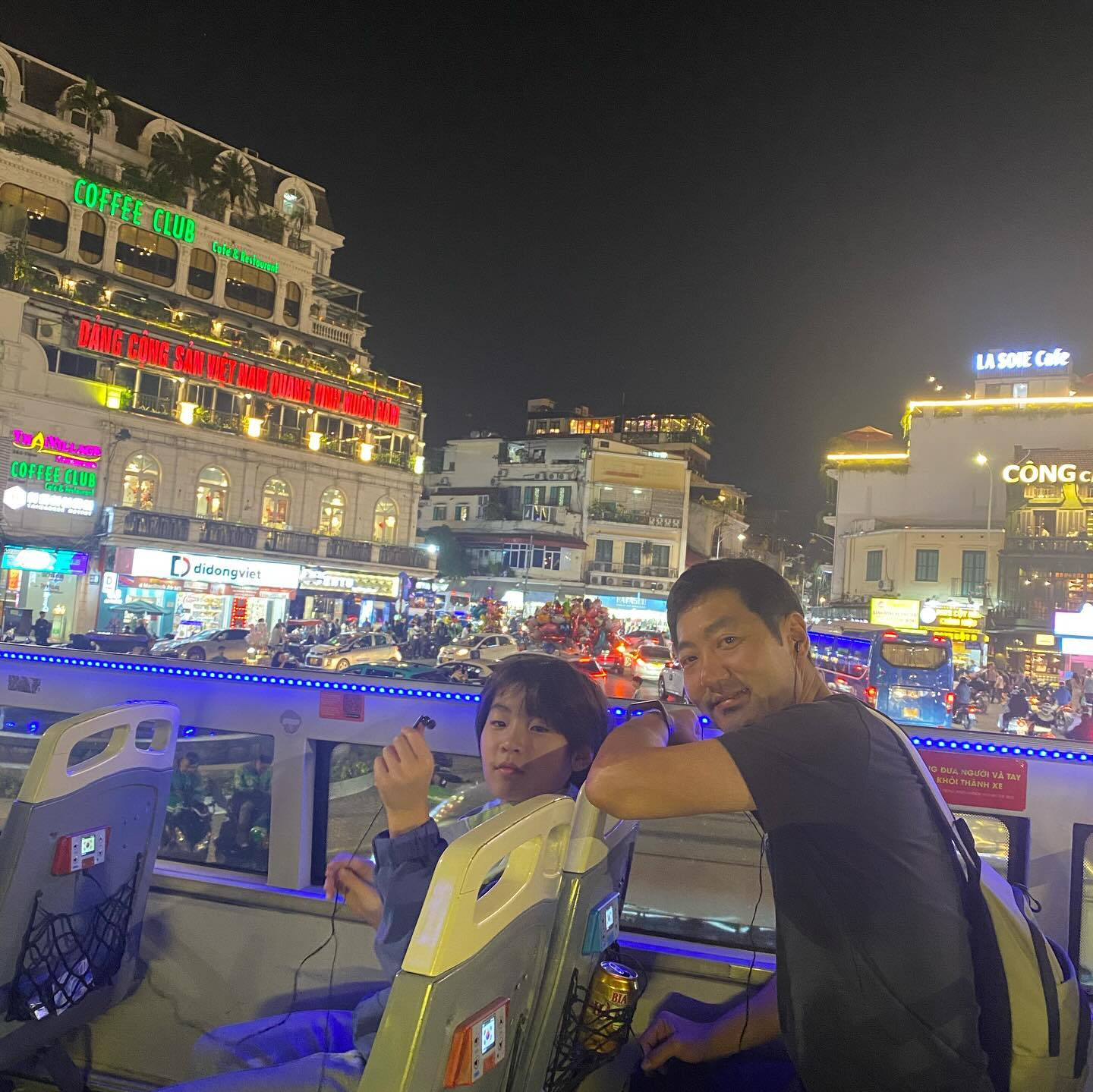 베트남 2일차 in 하노이
시티투어 버스타고 한바퀴 돌기🚌
완전 강추!! 낮에보단 저녁에 타는걸 추천해용~

넘 예쁘다😍
#야경명소 #하노이여행 #베트남 #가족스타그램