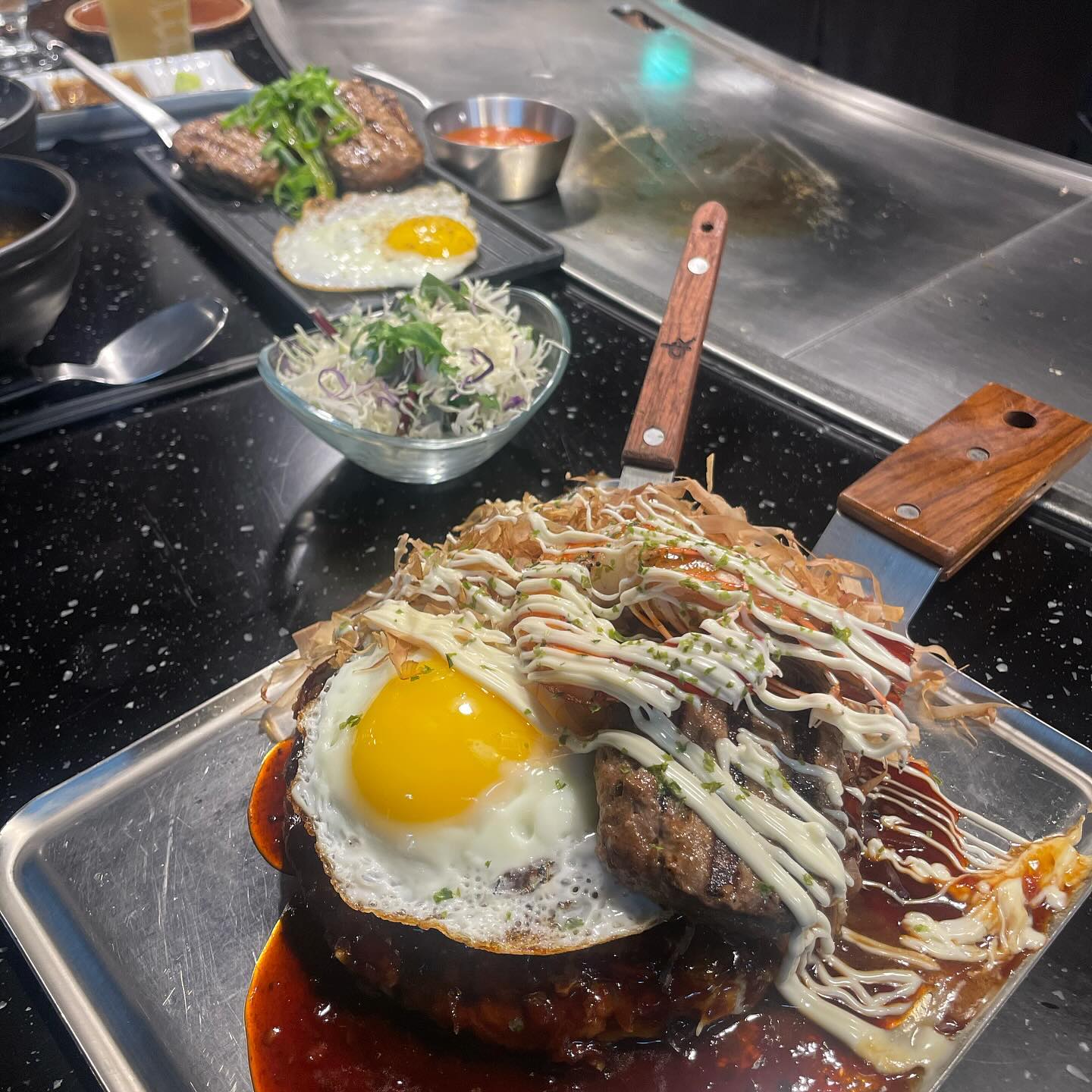 #협찬 🇯🇵 연남에서 일본식 수제 함박스테이크를 맛볼 수 있는 곳! 

주문하면 훈남 직원분이 자리 앞 철판에서 직접 구워주시는 오코노미야끼 🥳

🥩 육즙 가득한 함박스테이크 소스 찍어 먹으면 입안 가득 육즙이 팡 터지는 곳이었어요

#연남맛집 #연남함바그 #함박스테이크 #연남우아하게 #우아하게 #오코노미야끼