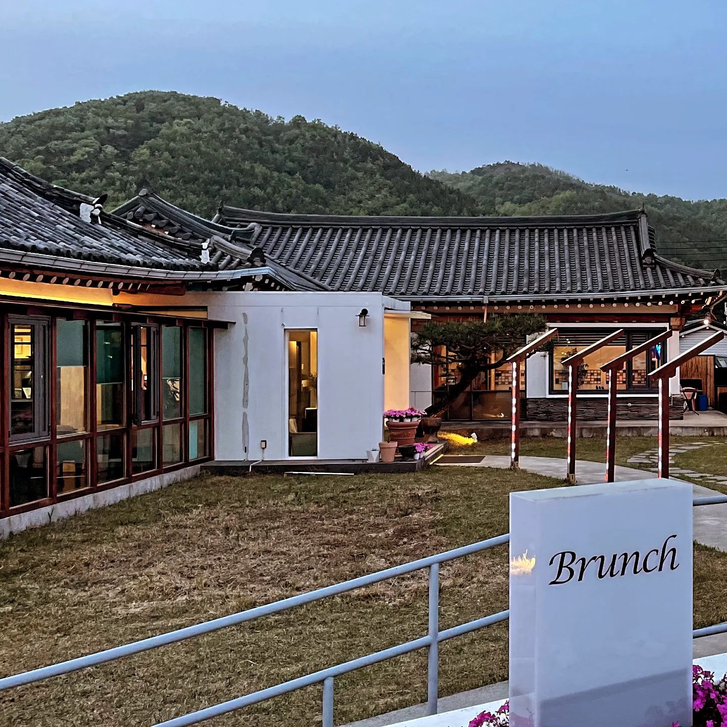 역쉬. 사무실 대화보다. 이쁜 까페가 대화가 잘 되넹~~
회의3시이상 ㅠㅠ, 밥먹기 1시간이상 ..카페까지 3차 사례 나눔 같은 회의날 .
.
.
.
좀 멀긴..했으..안동은 절대 안되어요.