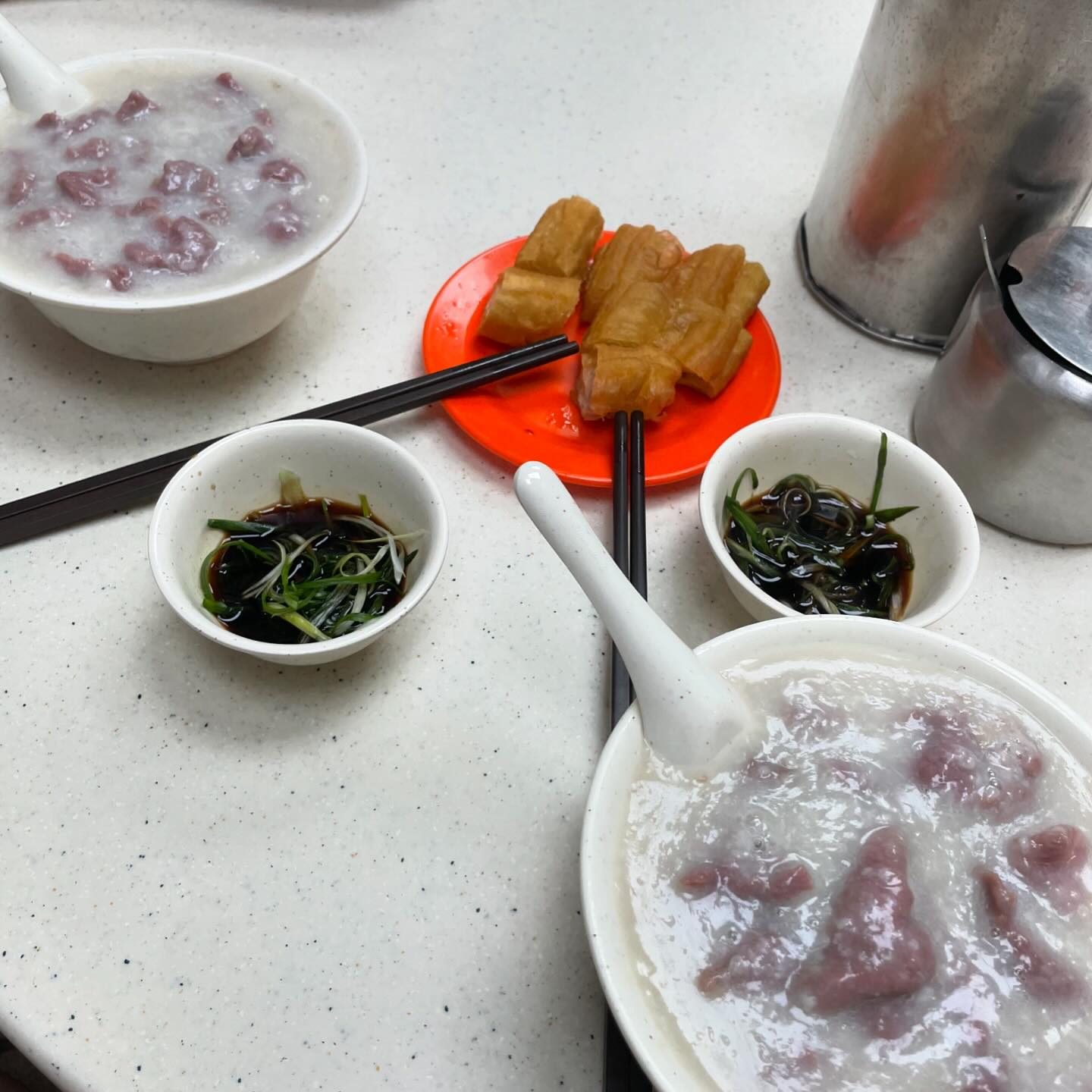 홍콩에 가면 무조건 먹어야 함 best of best👍🏻
스토리로 도대체 이게 뭐냐고 하는 사람들 ㅋㅋㅋ나도 그랬음
비주얼 최악. 그렇다 나는 예민 그 잡채인 여성임
됐고 한입만 먹어보면 말이 달라짐
3번이나 먹었으면 말 다 했지 진짜.
묻지도 따지지도 말고 2번으로 시키세요~~ 

조금 맵게 먹고싶다면 중간에 반 정도 먹고 추가로 
고추기름을 넣으면 꿀맛,, 홍콩 라장소스라고 한다는데.. 
두번 다 색다른 맛.. 꼭 가라 진지하다..
가장 맛있었음 진짜 👍🏻🤍
#상기콘지 #상기콘지식당 #상기콘지🍲 #홍콩여행 #홍콩맛집