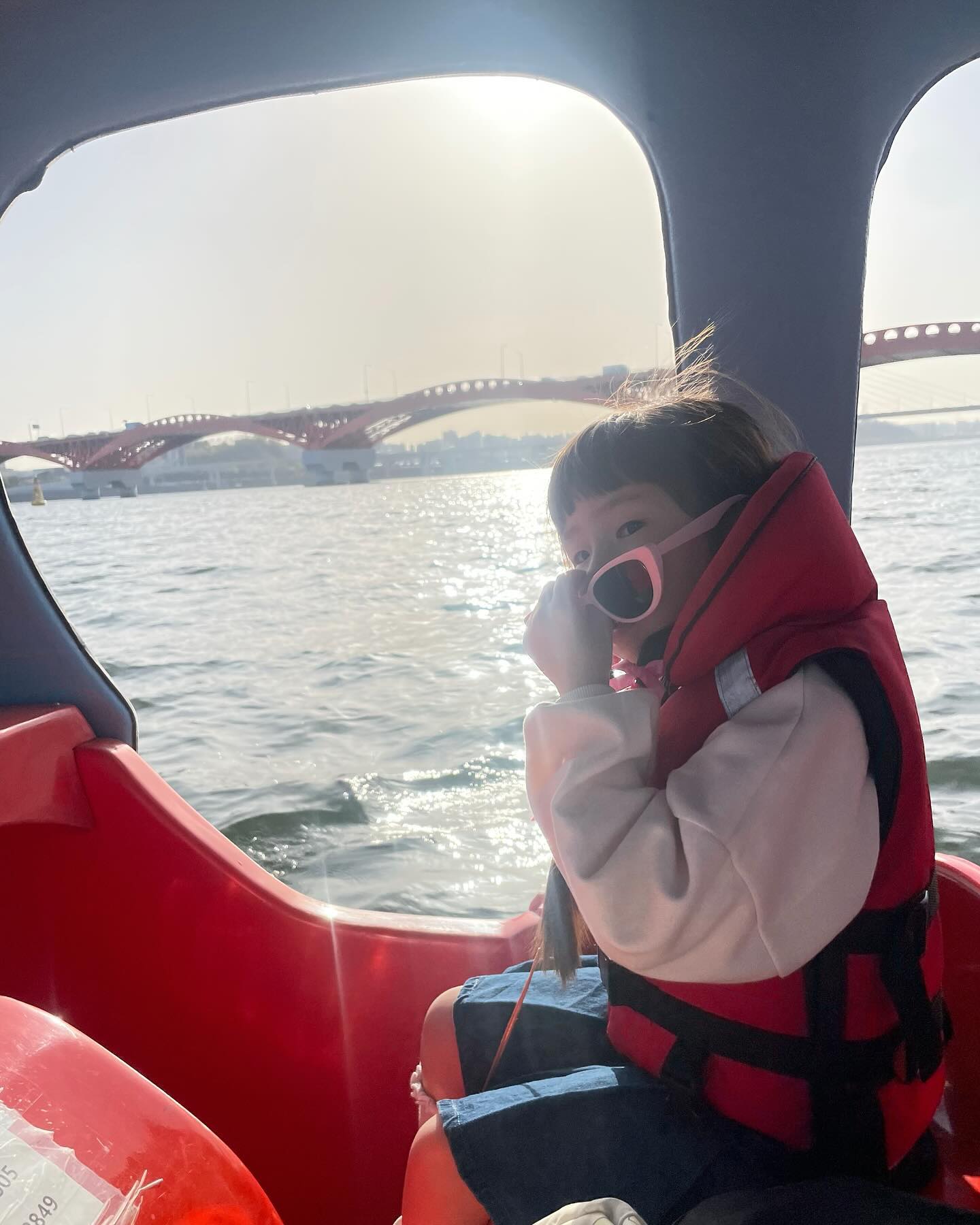 꼭 타고싶다던 한강 오리배
아니고 자동차배 둥둥 😜