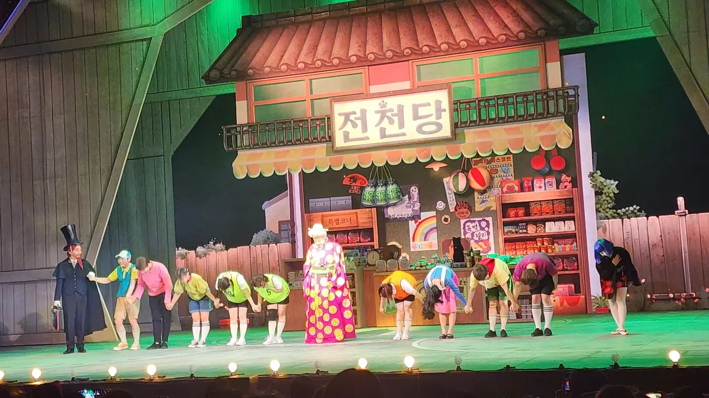 .
#어린이뮤지컬
성균관대 새천년홀에서 하는 전천당 뮤지컬
초등 저학년때 책으로 보기 시작해서
넷플릭스까지...인기있는 전천당
이번에 뮤지컬 한다길래 다녀왔어요.

탱글이, 조카, 쪼꼬미
잼나게 즐긴 어린이뮤지컬
애들꺼라 큰 기대 안했는데 배우님들 장난아님👍
무대 퀄리티 왜케 좋아용~
가창력 최고!!🥰

친정오니 닷사이23에 참치회 준비
오랜만에 쭈니 만나 행복가득😊
.
.
.
#엄마왔는뎅 #어린이뮤지컬추천
#전천당 #전천당뮤지컬 #전천당과자 
#닷사이23 #참치회