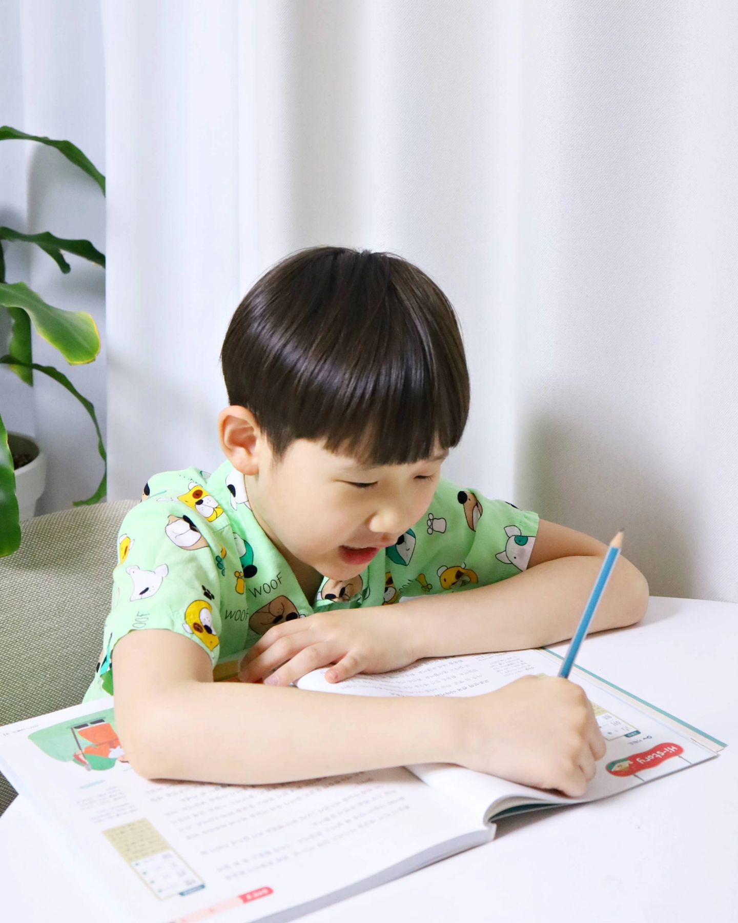 #협찬 gilbutschool

한국사 학습만화에 한층 빠져있던 아이인데
순서를 뒤죽박죽 읽다보니 정리가 되지 않아
이야기를 해보면 우왕좌왕하는 것 같더라고요.
기왕이면 아이가 관심있을 때 교과와 연계하여
자세히 풀어주면 좋을 것 같아
#기적의역사논술 시작했습니다 !

역사적 사실을 배경으로
재밌게 이야기가 풀어져 있는 논술책으로
맥락부터 인과관계까지 파악하기 좋고
문제를 통해 핵심내용을 체크하기 좋은거 있죠~

게다가 중요 내용은 그림이나 사진으로
표기되어 있어 더욱 기억하기 좋고욤.

한국사와 논출 두마리 토끼를
함께잡기 좋은 것 같아
꾸준하게 활용하는 중이랍니다 ~

확실히 풀고난 뒤 기존에 읽었던
학습만화 내용의 역사적 순서로
조금씩 맞춰가는 것 같아 뿌듯하네요 ㅎㅎ

#초등논술 #초등글쓰기 #초등역사논술 #초등한국사논술 #초등한국사 #역사논술 #초등논술문제집 #엄마표논술 #엄마표국어 #기적의역사논술