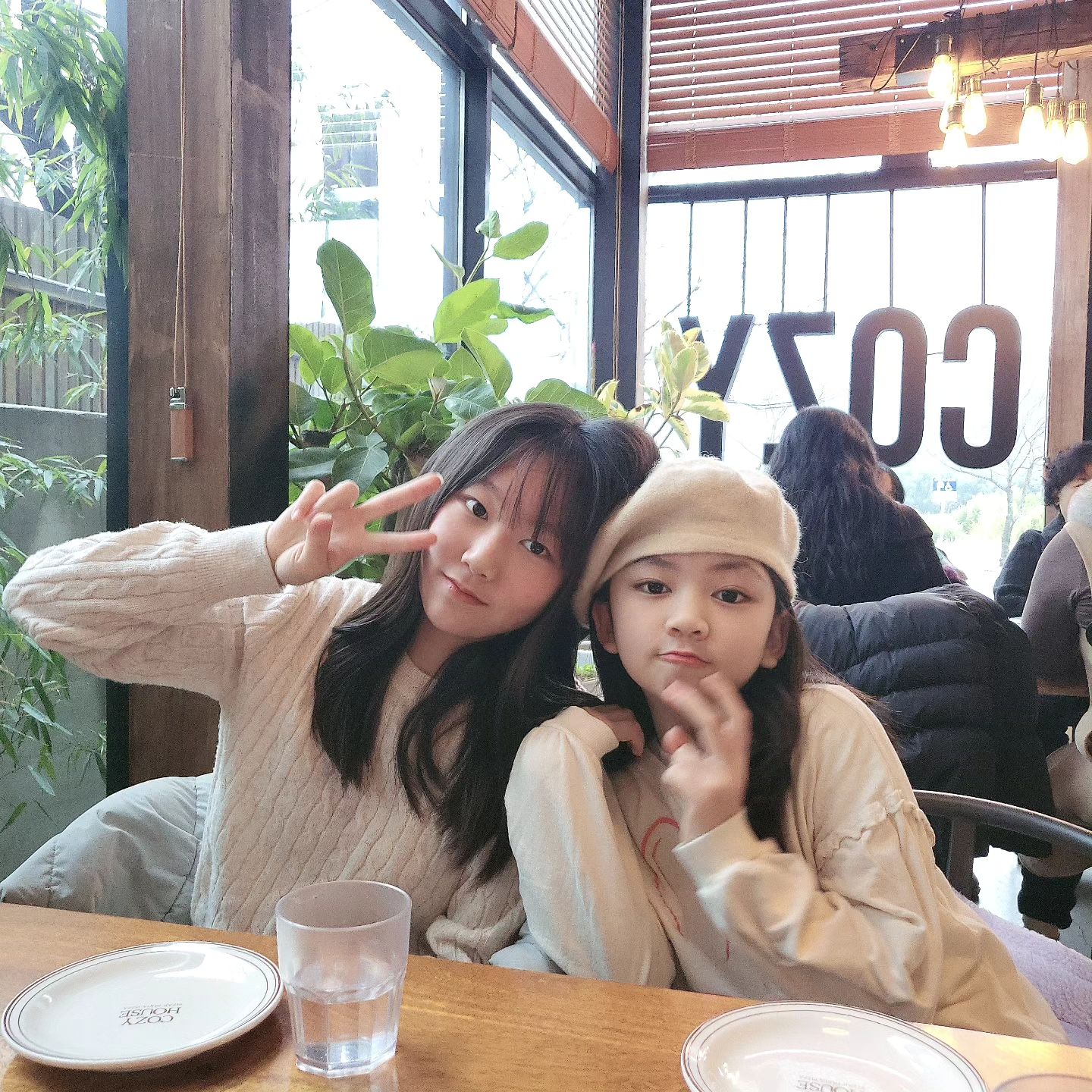 새해부터 액땜제대로 했다잉~~
독감 지대로 걸려가꼬 ㅜㅜ😷
생일날 병원가고 흑흑~~
생일은 지나서하면 안된다고
학원마치고 오는 길에 울꼬맹이들이 돈모아 사온 케이크^^
완전 감동ㅜㅜ 언제 이리컸을까?

오늘은 생일외식파뤼~~
올만에 분위기있게 먹어볼끄낭^^
생선🎁으로 갖고싶었던 코트도 받고 
울딸들의 가방선물은 태평양 어느 바다위에서 오는중이겠지ㅋ

나이들어 아프니 왜케 힘든건지
올해는 모두 아프지말자^^ 
운동도 더 열쉬미하고 잘먹고 건강합시다!!