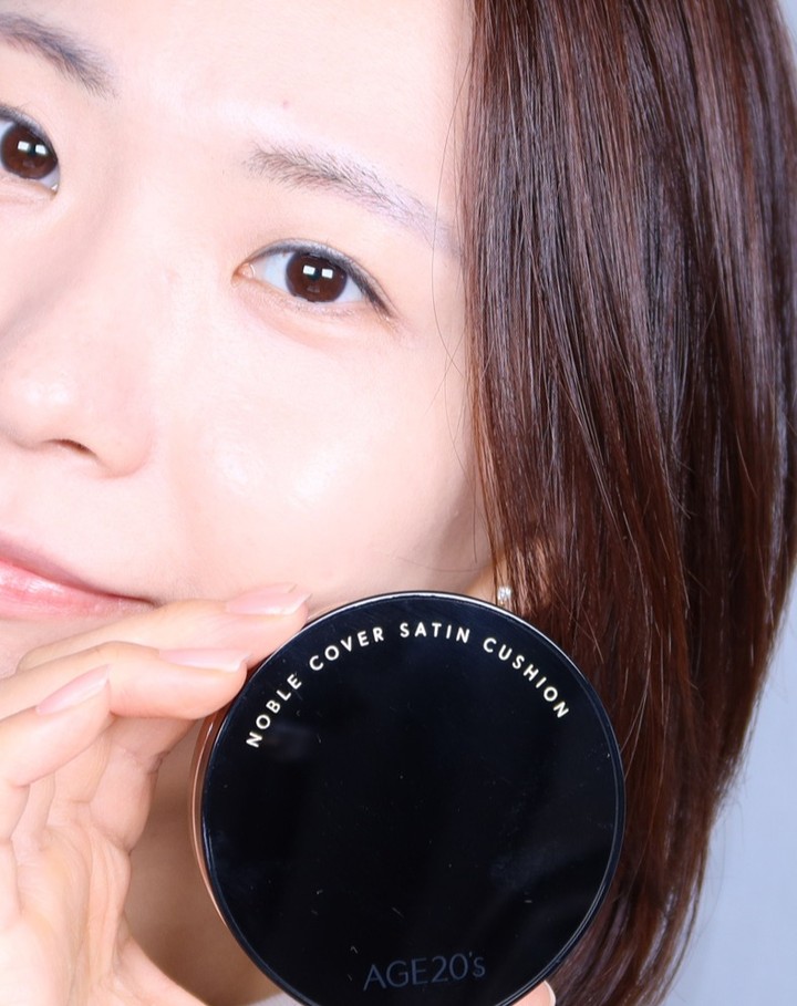 #광고 #협찬 #올리브영추천템 #올리브영쿠션 
환절기 수부지 세미매트쿠션 이걸로 정착합니다❣

✅에이지투웨니스 노블 커버 새틴 쿠션
21 뉴트럴 아이보리

온라인 브랜드몰 기준,
올리브영 판매 1위의 에이지투웨니스 쿠션입니다.
올리브영 8년연속 1위, 파우더룸 베스트 신제품 수상 이력이 있는 브랜드!

베이스 메이크업으로 국내에서 유명한 브랜드인 에이지투웨니스에서 제가 좋아하는 매트쿠션을 출시했다고 해서 기대감을 갖고 사용해 봤어요.

피부 구성 성분을 담아 만든 스킨케어 포뮬러로 시간이 지나도 건조함 없이 편안한 사용감이 느껴졌는데요.
파운데이션이 수분 에센스를 감싸는 에센스 포켓 기술을 적용해서 촉촉하면서 가벼운 수분크림 같은 텍스쳐 이고요.

커버는 강하게 잘 해주면서도 촉촉함을 채워 마무리 되어서 보송 매트하지만 수분감이 느껴진답니다.
그래서 오히려 속은 튼튼하게 수분을 잡아주고 겉으로는 기름기가 올라오지 않도록 보송부들하게 느껴지는데요.

에이지투웨니스 세미매트쿠션은 피부를 깔끔하게 커버해 주면서도 반나절지나 오후가 되어도 처음 그대로 오래 유지할 수 있는 제품이었어요.
이런게 진짜 세미매트지!

저는 쿠션은 파데에 비해 커버력이 떨어진다고 생각했었거든요.
그런데, 에이지 세미매트 쿠션은 깔끔하게 커버되고 커버력도 좋았어요.

모공커버 뿐만 아니라, 잡티나 지저분한 결과 톤을 정리해줘서 깔끔한 베이스를 연출할 수 있답니다.
톡톡 여러번 퍼프질을 해주면 피부에 밀착되어 싹 커버되는게 피부 표현이 정말 예쁘게 되더라고요.

에이지투웨니스 세미매트쿠션은 오후가 되어도 번짐과 들뜸이 적어 커버력과 지속력이 좋은 쿠션을 좋아하는 제게 한동안 최애템이 될 같네요~

올리브영 브랜드몰 AGE20'S 브랜드관은 각종 세일 기획전으로 여러 혜택을 제공하는 이벤트를 하고 있어요.
이번엔 블랙프라이데이 기념으로 일주일간 특별혜택이 진행된답니다~!

환절기 촉촉하면서 마무리감 좋은 쿠션 찾고 계셨다면 올영 온라인몰에서 확인해보세요:)

#에이지투웨니스 age20s_official 

브랜드로부터 제품 및 원고료를 지원받아 사용해본 후 작성된 후기입니다.
.
.
#올리브영추천 #쿠션파데추천 #올리브영쿠션추천 #쿠션파데 #커버력좋은쿠션 #톤업쿠션 #세미매트쿠션 #지속력좋은쿠션#쿠션추천 #매트쿠션 #AGE20S #8년연속1위에이지투웨니스 #최신상에이지쿠션 #에이지쿠션 #에이지투웨니스쿠션